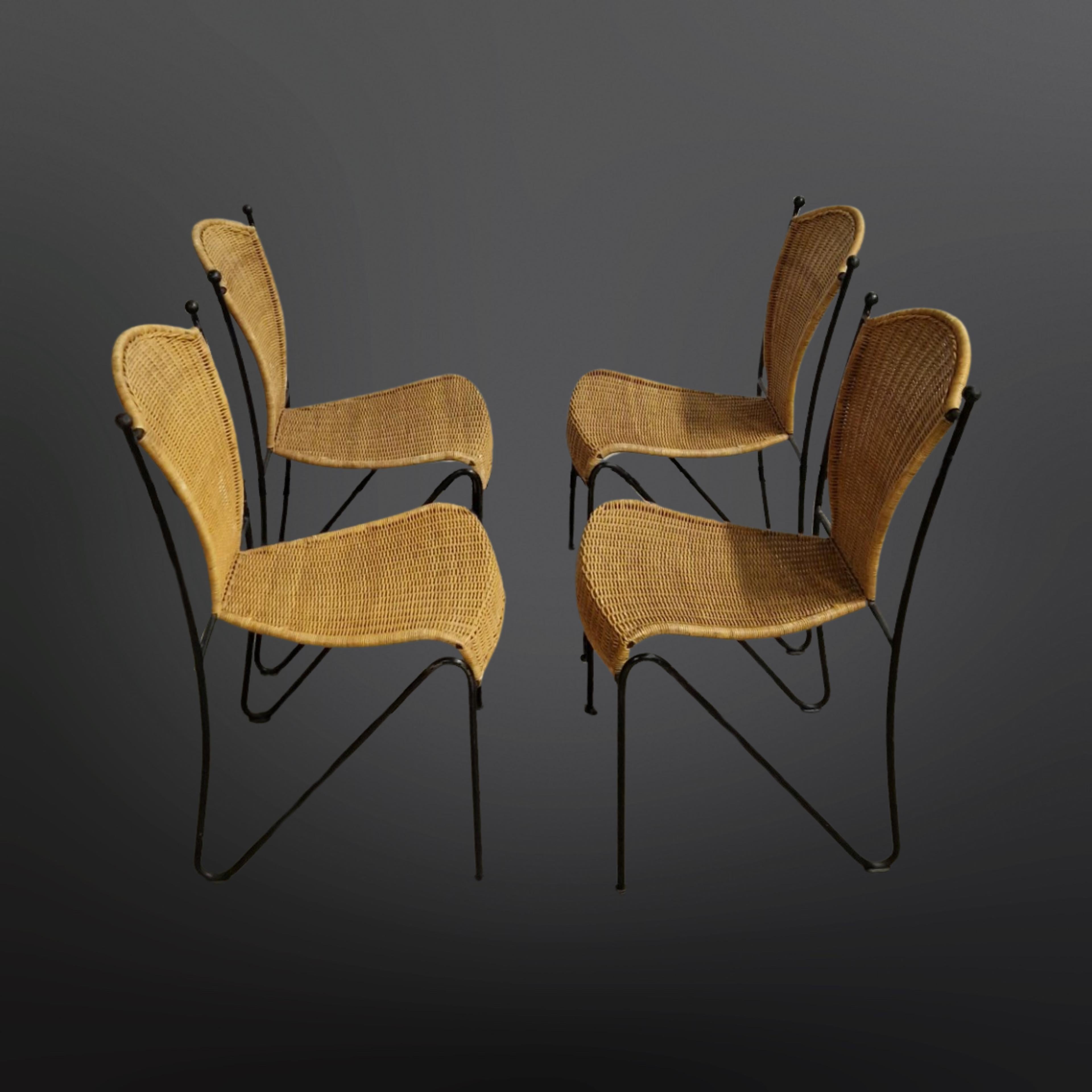 Satz von 4 französischen Esszimmerstühlen. Die Gestelle sind aus massivem Schmiedeeisen und die Sitze aus Korbgeflecht gefertigt. Handgefertigt in den 1960er Jahren und immer noch in einem erstaunlichen Zustand, schwere Qualität gemacht Stücke.