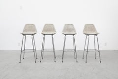 Ensemble de 4 tabourets de bar en rotin blanc de style Charlotte Perriand avec pieds chromés