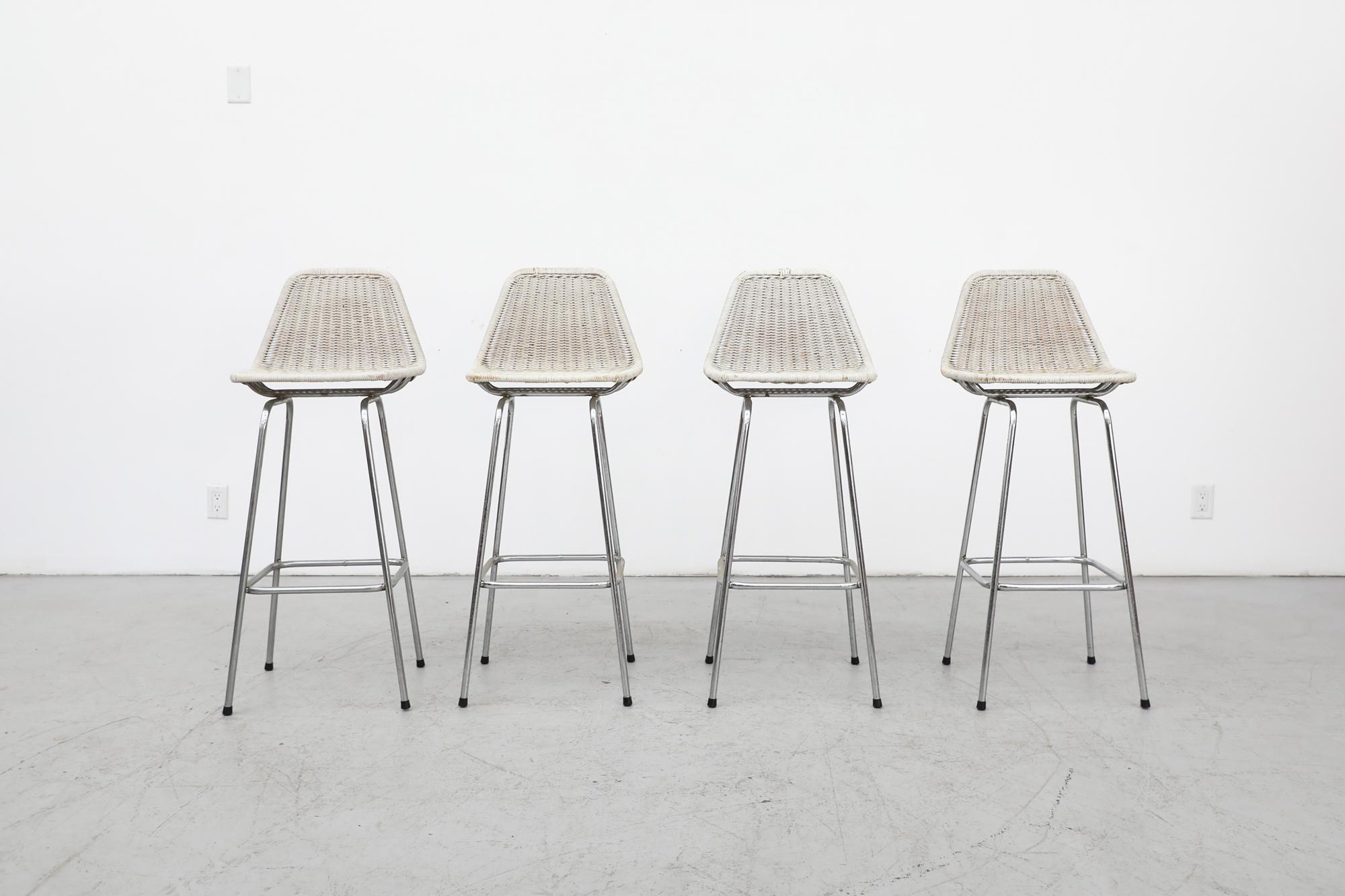 Mid-Century Modern Ensemble de 4 tabourets de bar en osier de style Charlotte Perriand avec pieds chromés en vente