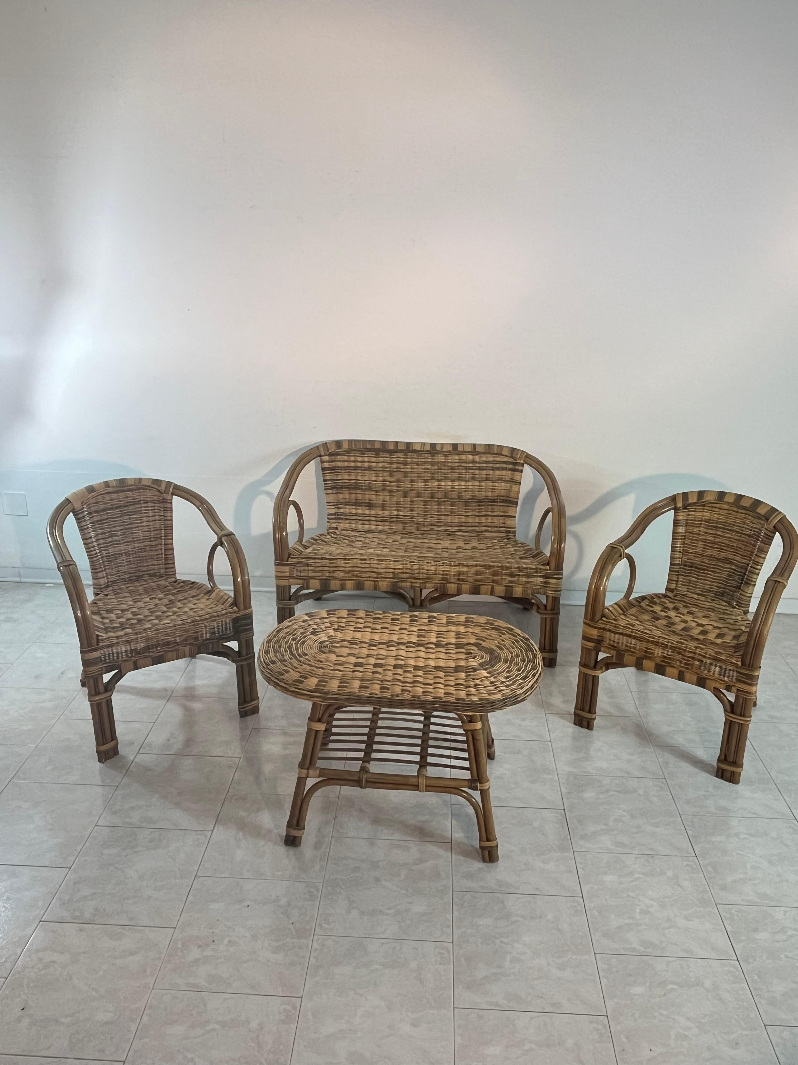 Set di 4 poltrone da divano in vimini tavolino da caffè Made in Italy Anni '60
In buone condizioni, si trova in una villa a Taormina.
Il divano misura 112 cm x 60 cm x 75 cm di altezza (altezza seduta 44 cm), le poltrone misurano 57 cm x 69 cm x 73