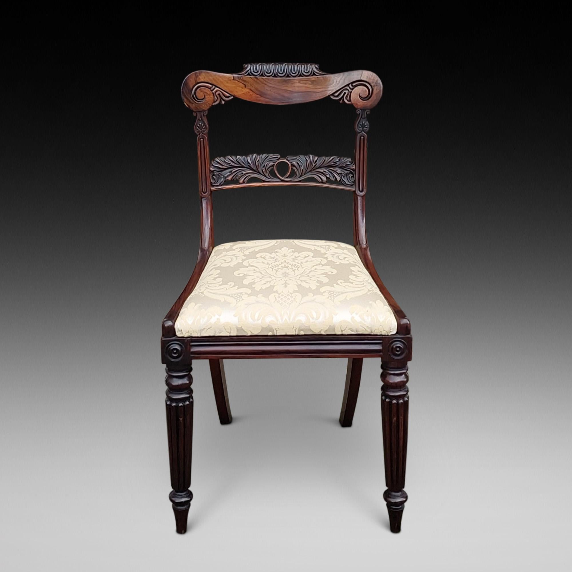 Set di 4 sedie da pranzo in William Rosewood con gamba a reticolo Gillows (più 1 in omaggio) - Quasi certamente provenienti dal laboratorio Gillows di Lancaster. La spalliera superiore con decoro a tulipano, le spalle a voluta sostenute da