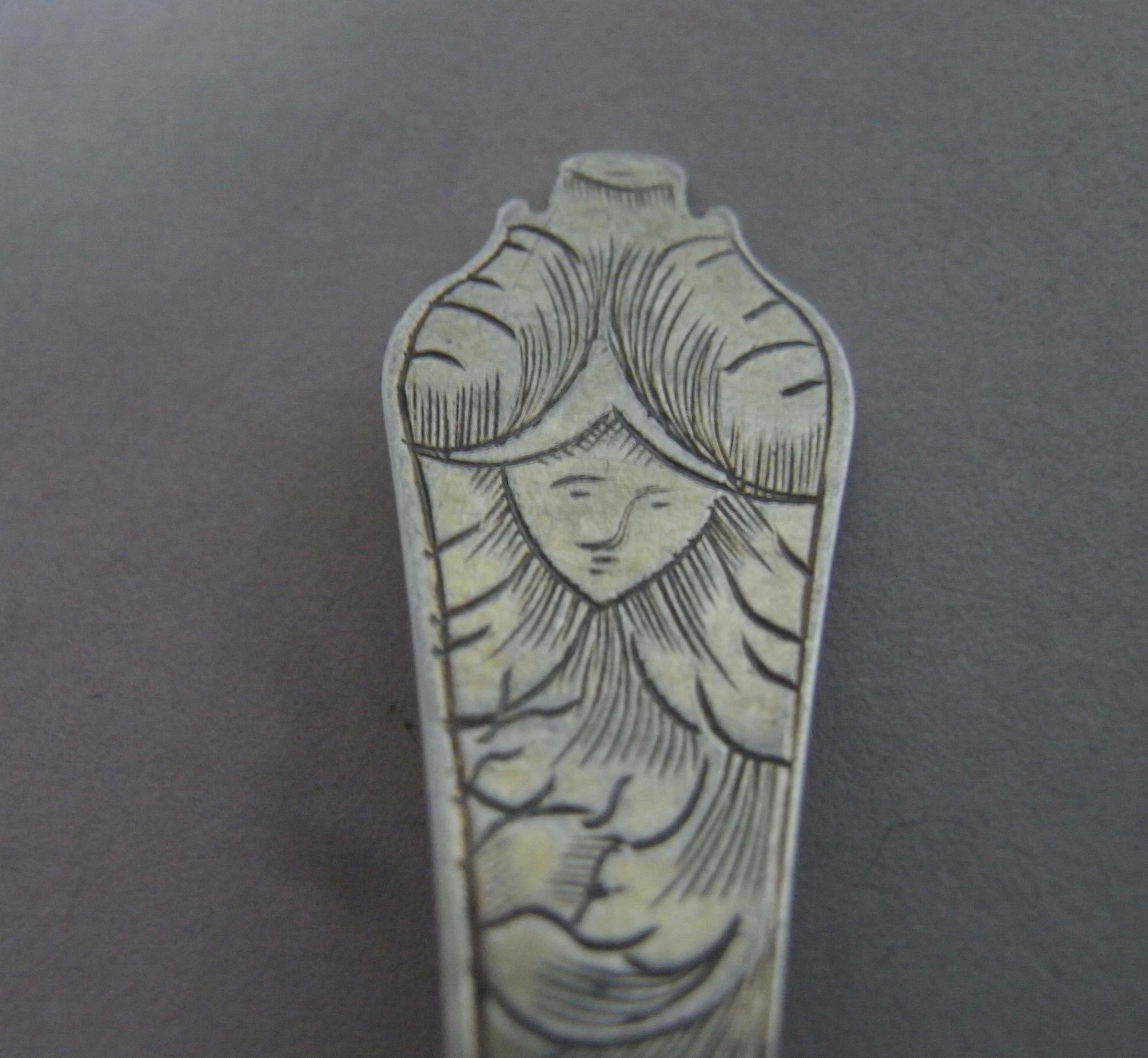 British Set of 4 William & Mary Silver Gilt Scratch Engraved Trefid Teaspoon, circa 1690 For Sale