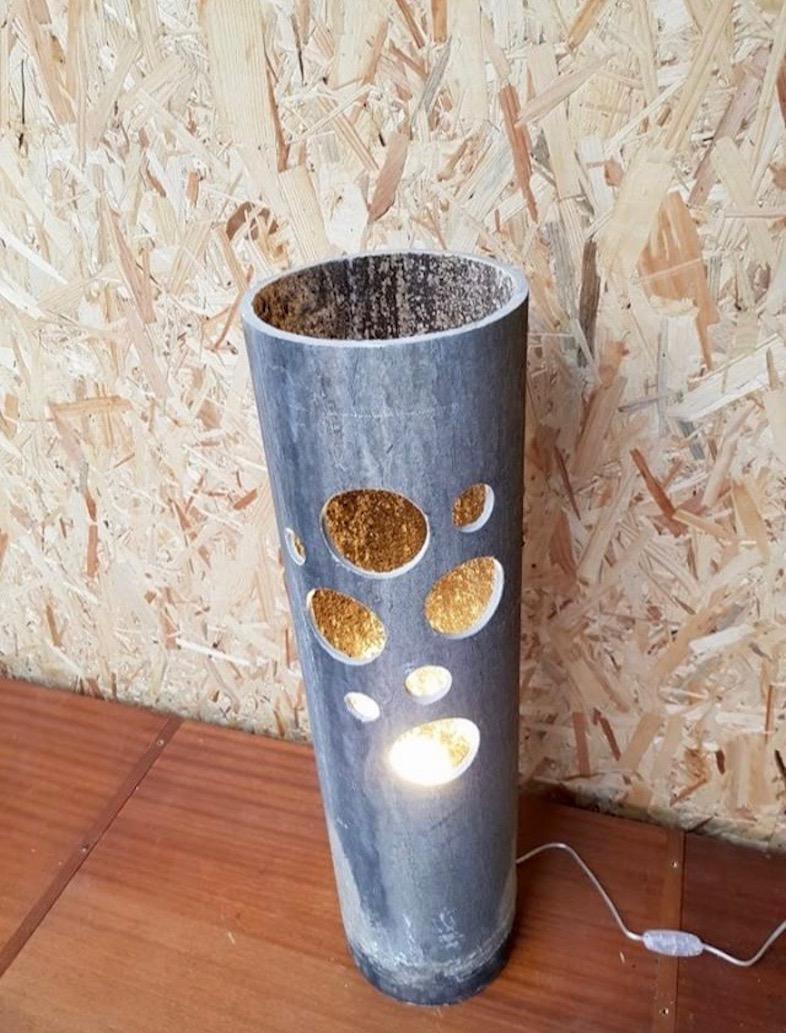 Fantastique ensemble de lampes rares en béton par Willy Guhl pour Eternit. 4 lampes de différentes hauteurs. Les découpes circulaires laissent passer la lumière. Une ampoule à l'intérieur de chaque lampe avec un interrupteur manuel sur le cordon.