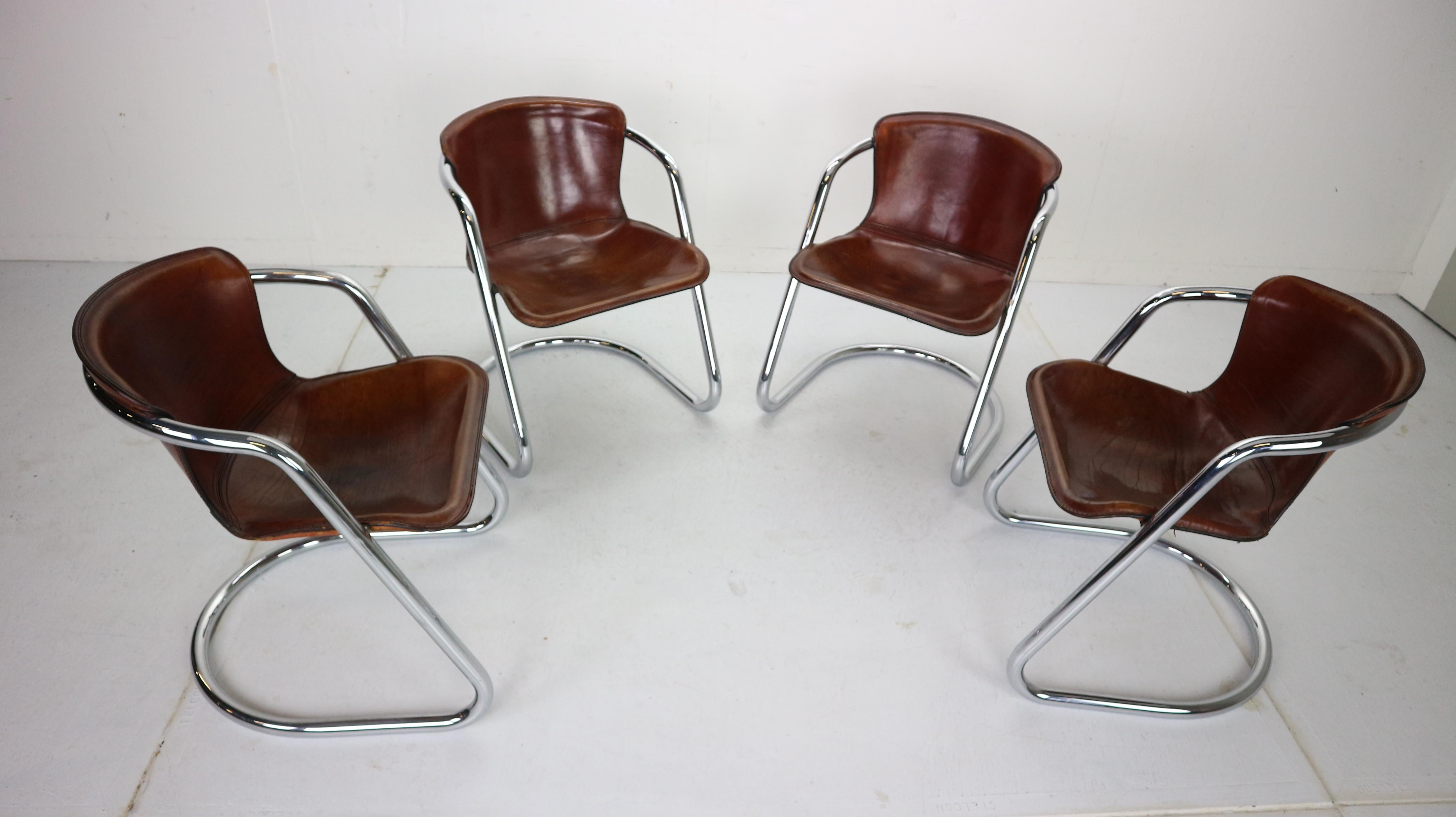 Set of 4 Mid-Century Modern tubular chrome dining chairs by Willy Rizzo, produced by Cidue, Italy, 1970s.
The chrome tubular frame holds thick brown saddle leather seats which are in great vintage condition.
Two frames are professionally repaired