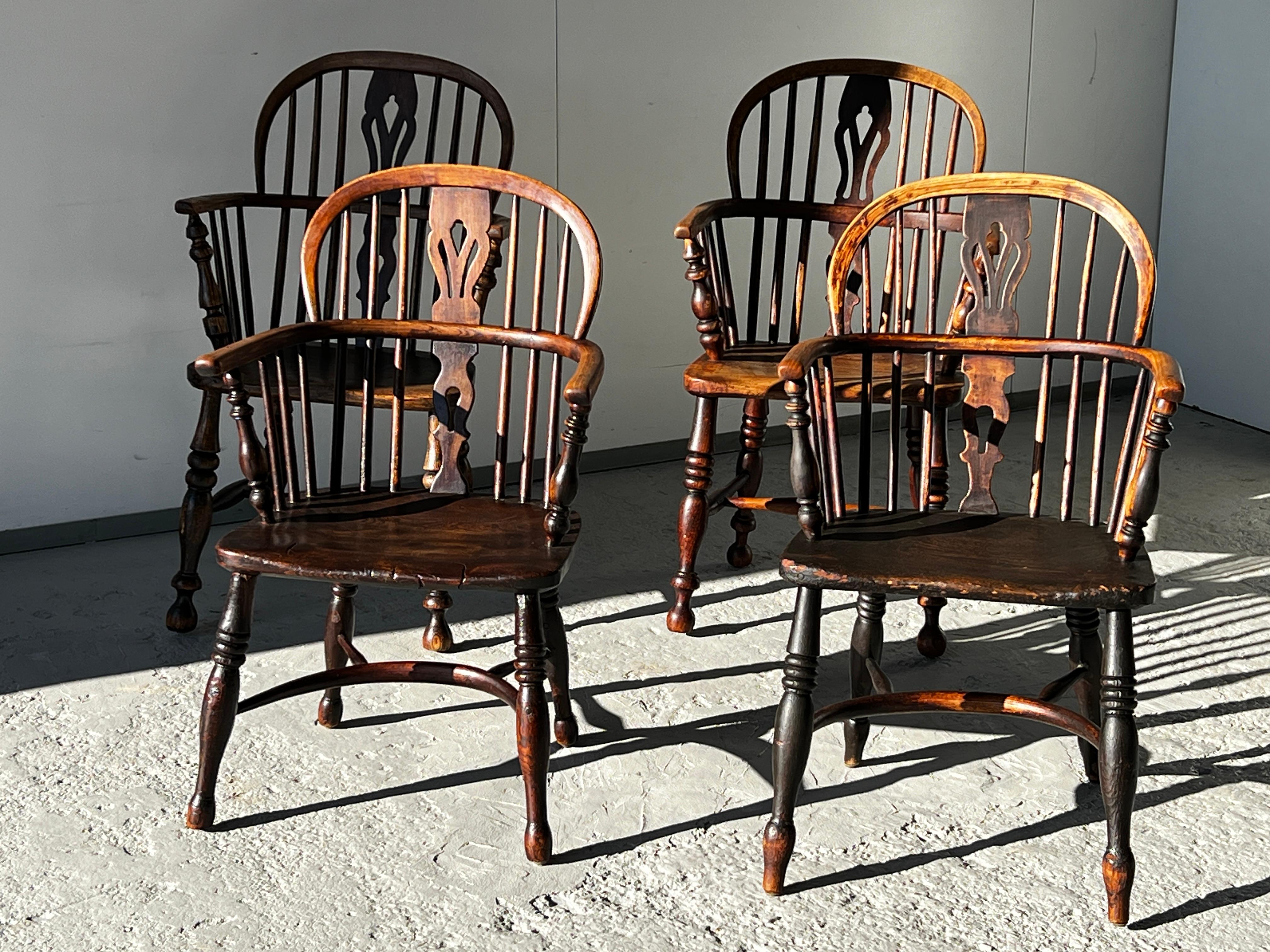 Set of 4 Windsor armchairs in turned and carved wood XIXth century 
Good condition
Wide seat, high slatted back