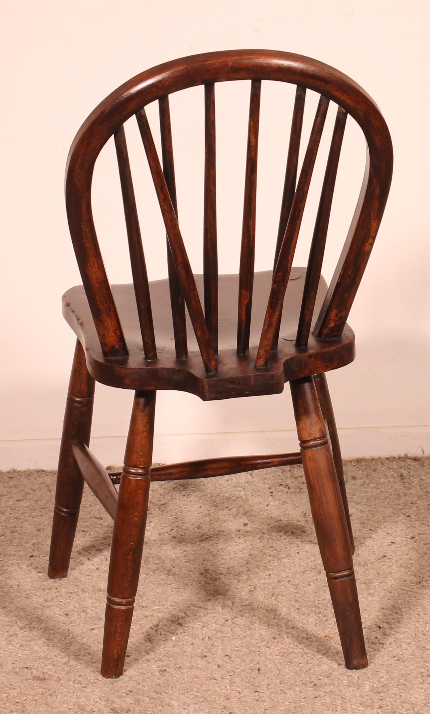 Elegant set of 4 English Windsor chairs from the 19th century in chestnut
good quality set which has an elegant base and a back composed of small bars which gives them an original look
Very beautiful patina and in superb condition
The chairs are