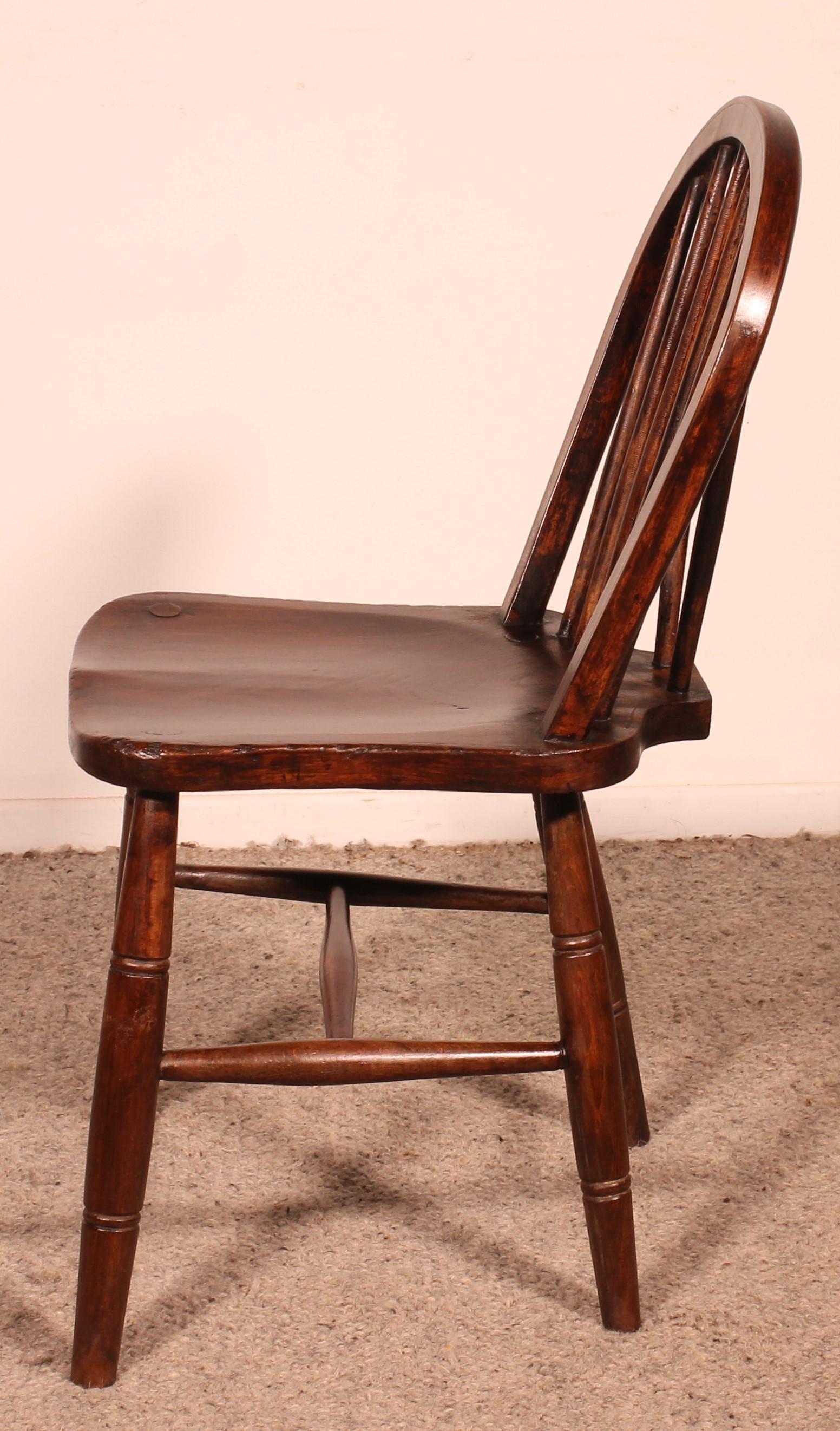 Victorian Set Of 4 Windsor Chairs From The 19th Century For Sale