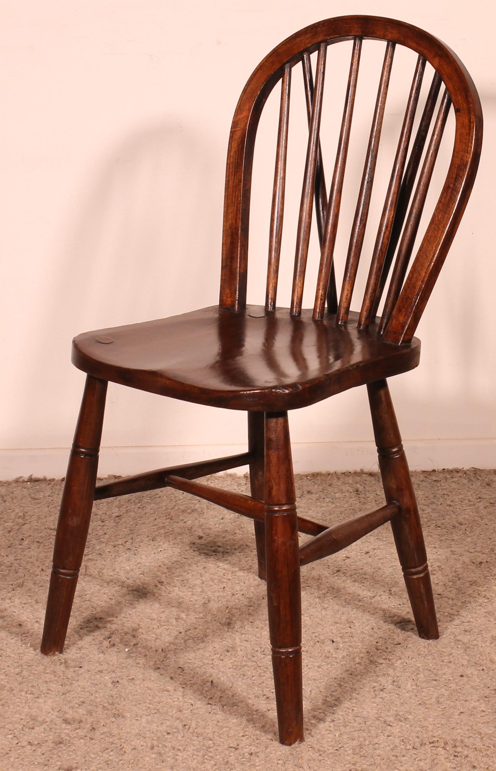 British Set Of 4 Windsor Chairs From The 19th Century For Sale