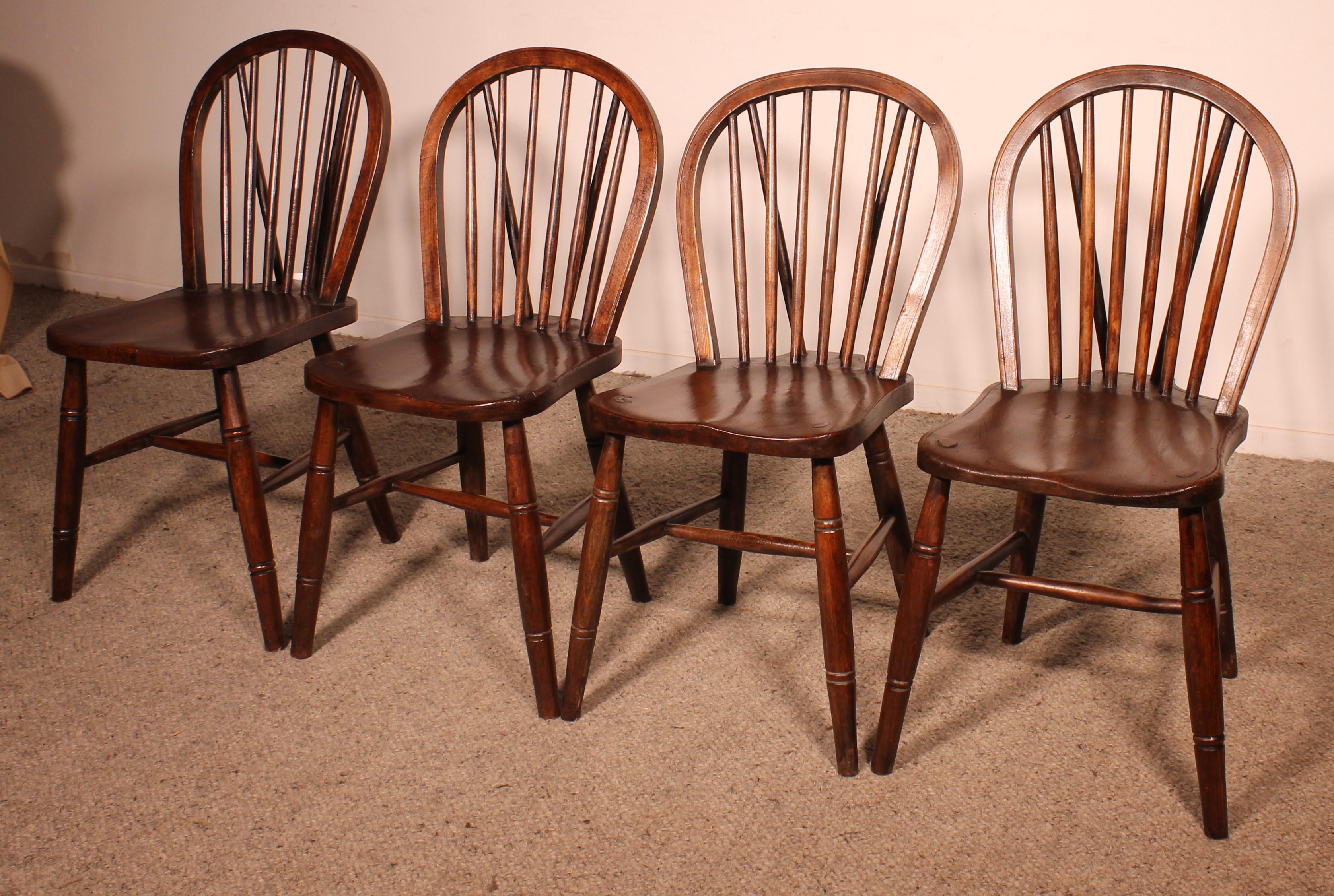 Chestnut Set Of 4 Windsor Chairs From The 19th Century For Sale