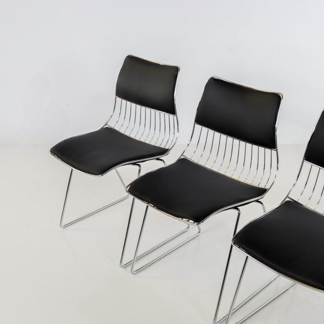 A set of 4 chrome-plated wire chairs by the Belgian designer Rudi Verelst for Novalux. The chairs from the 1970s have been reupholstered with black faux leather. Light traces of use on the frame.