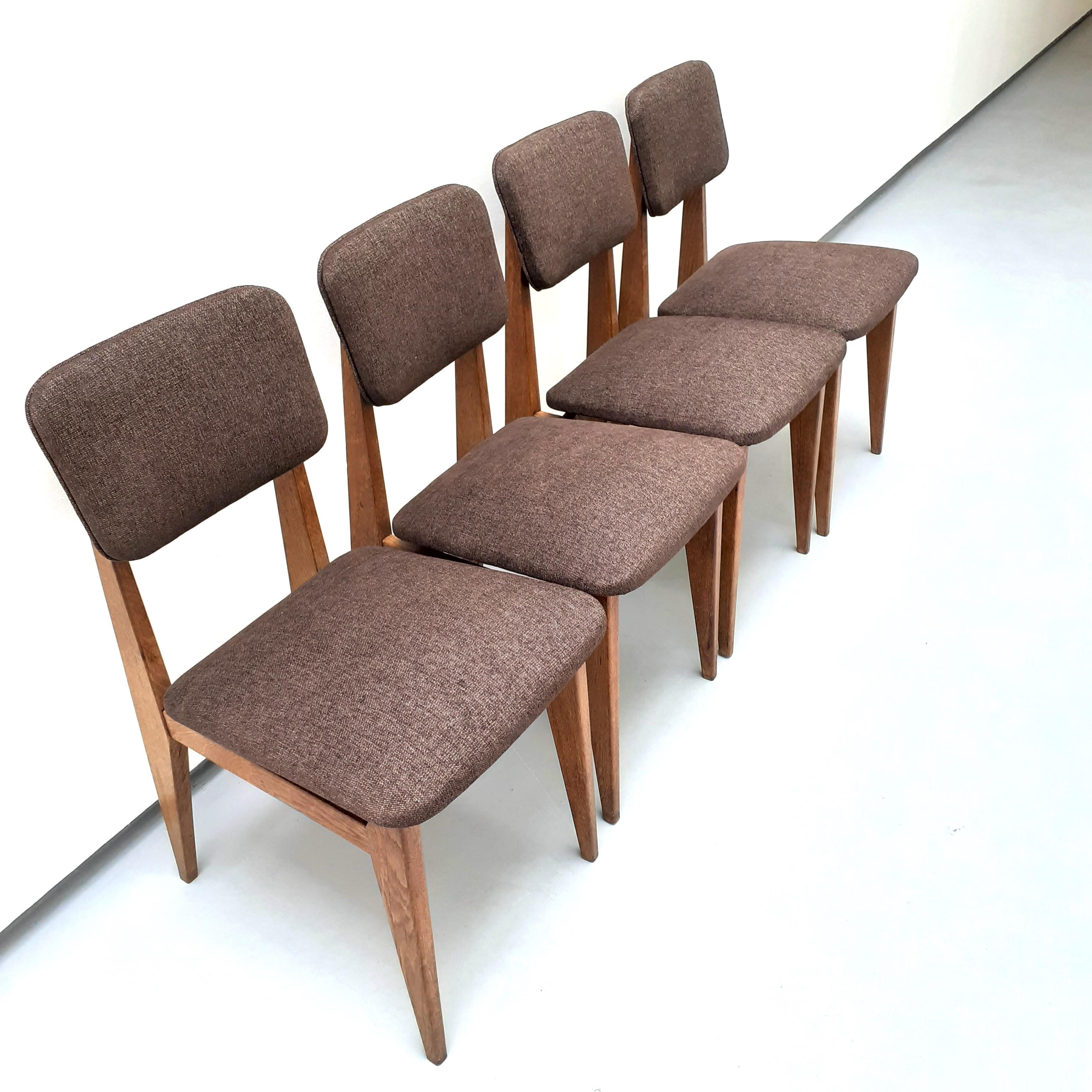 Tissu Ensemble de 4 chaises en bois et tissu par Marcel Gascoin, Arhec, années 1950 en vente