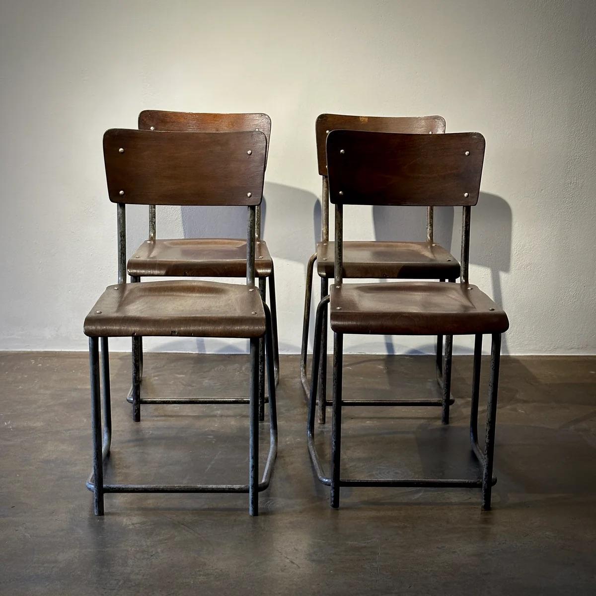 Set di 4 sedie da pranzo in legno e metallo dell'Inghilterra degli anni '30 in vendita 3