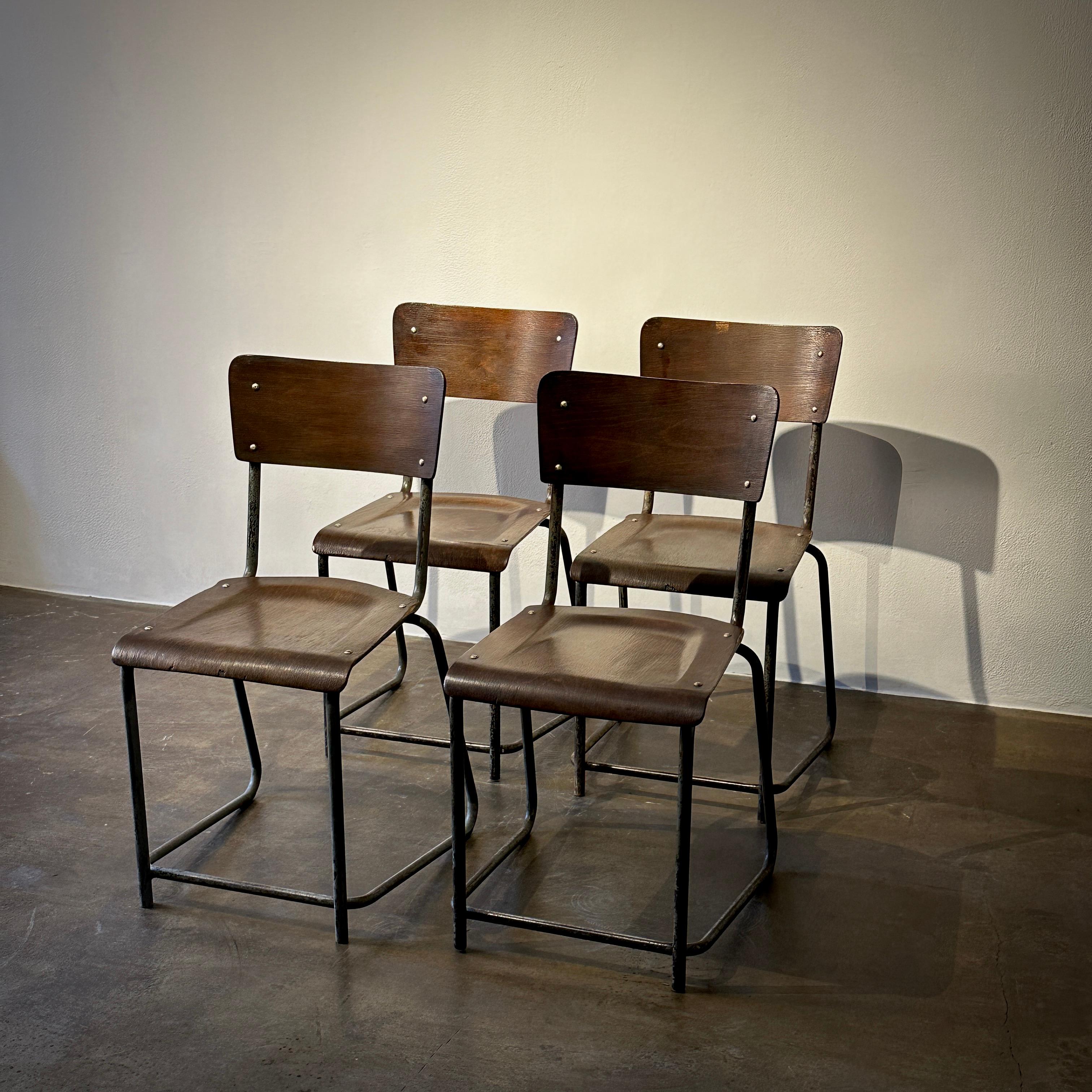 Set di 4 sedie da pranzo in legno e metallo dell'Inghilterra degli anni '30 in vendita 5