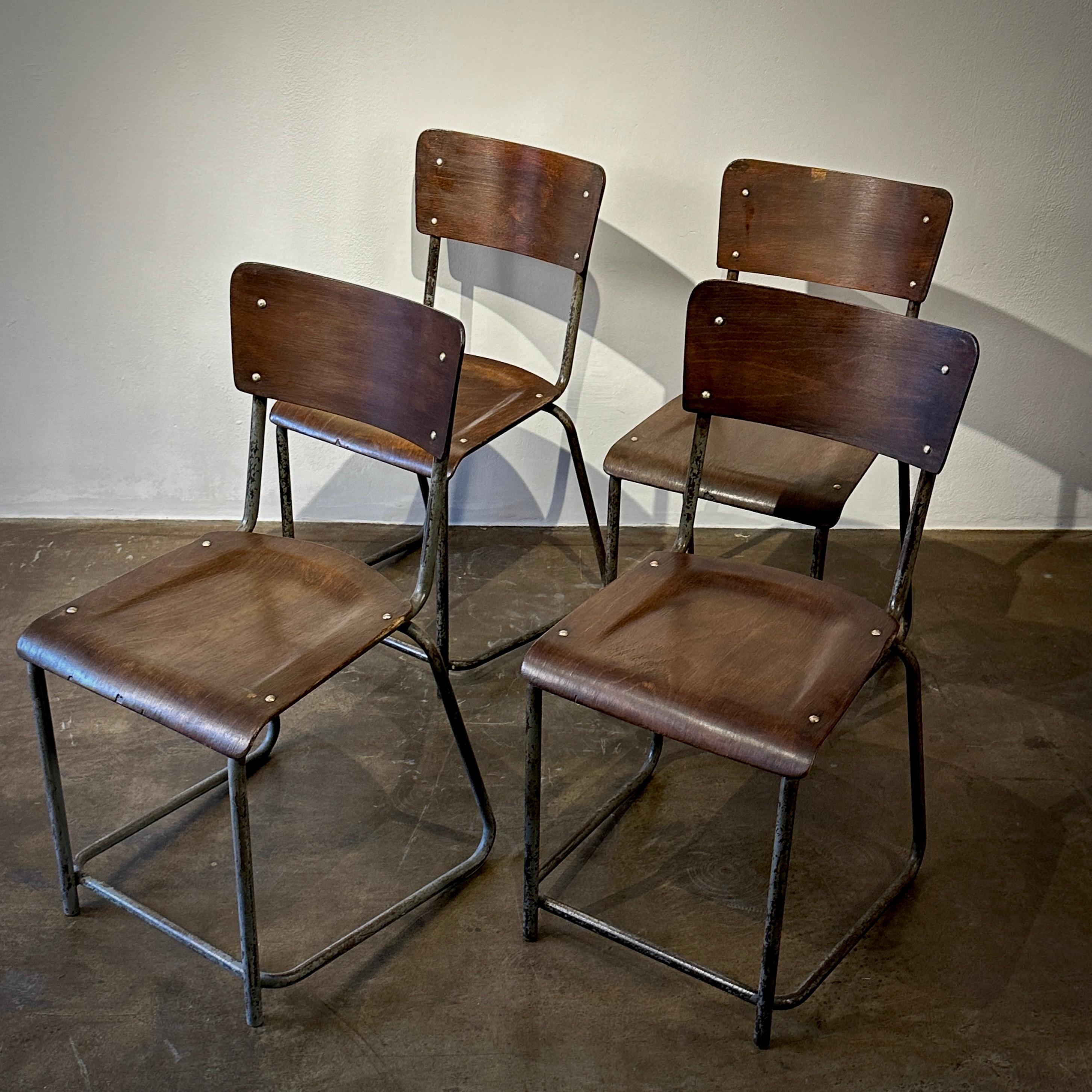 Questo set di quattro sedie da pranzo sfoggia il fascino senza tempo della costruzione in metallo e legno curvato. Le sedie sono caratterizzate da gambe in metallo elegantemente minimali con una leggera patina che aggiunge un tocco di fascino