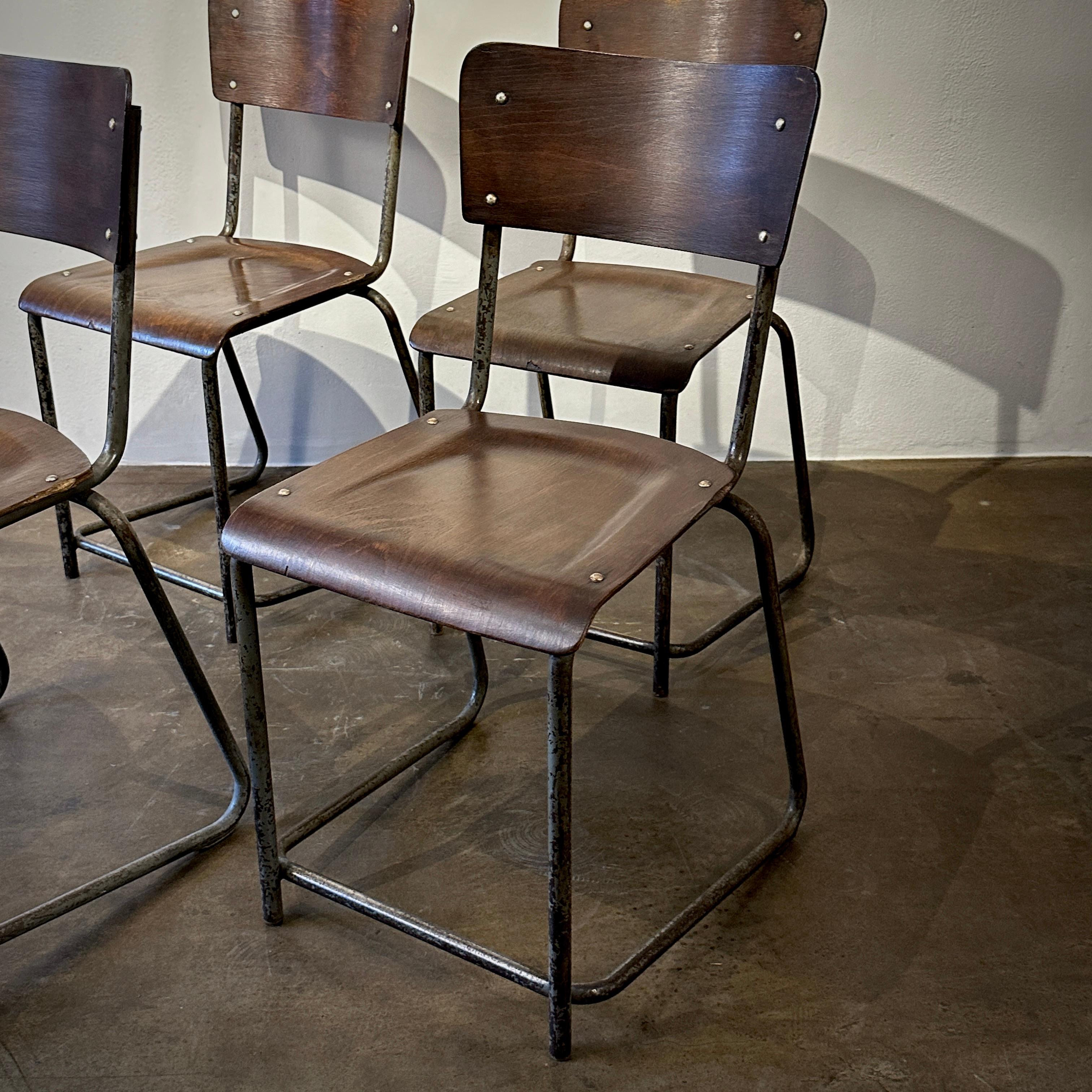 Set di 4 sedie da pranzo in legno e metallo dell'Inghilterra degli anni '30 In condizioni buone in vendita a Los Angeles, CA