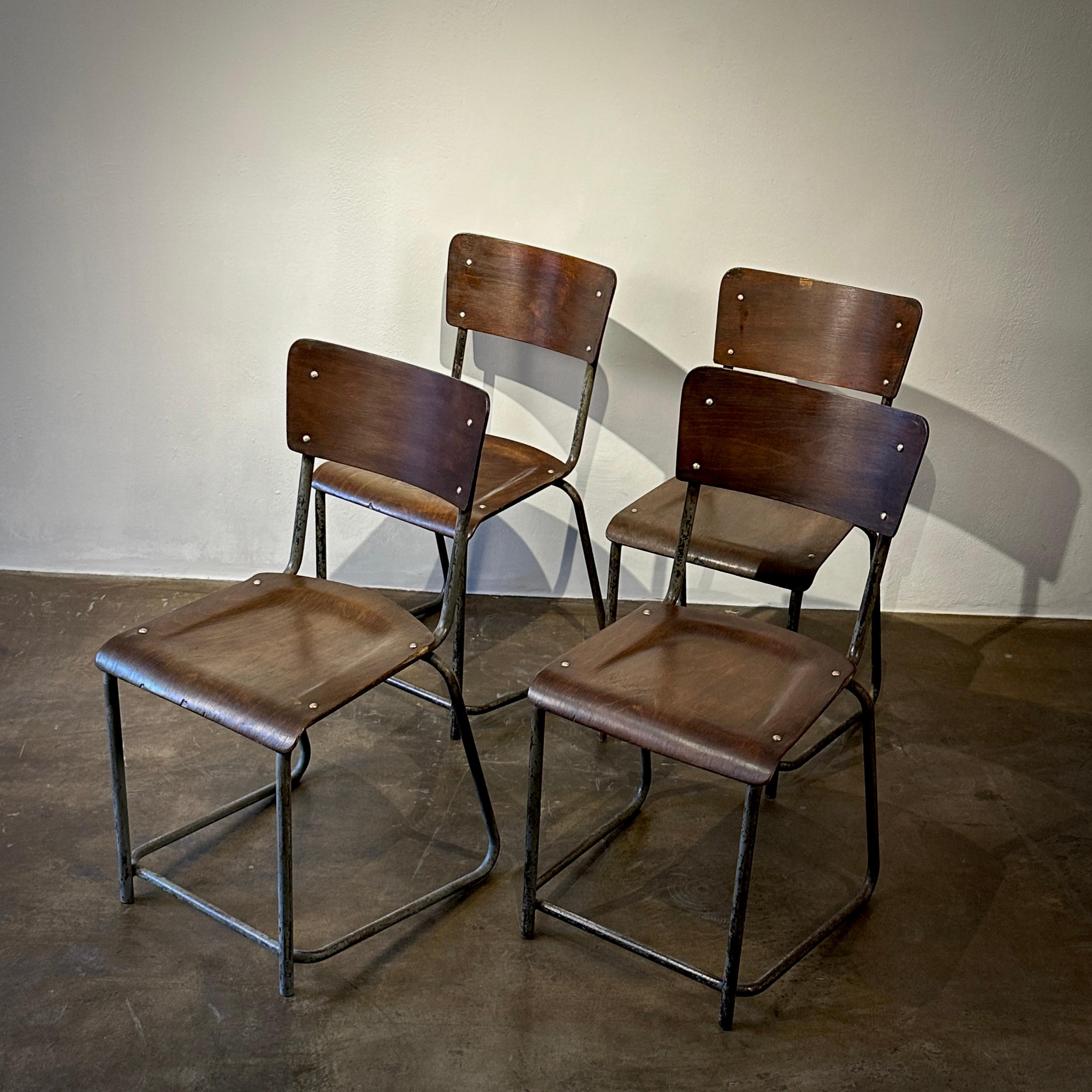 XX secolo Set di 4 sedie da pranzo in legno e metallo dell'Inghilterra degli anni '30 in vendita