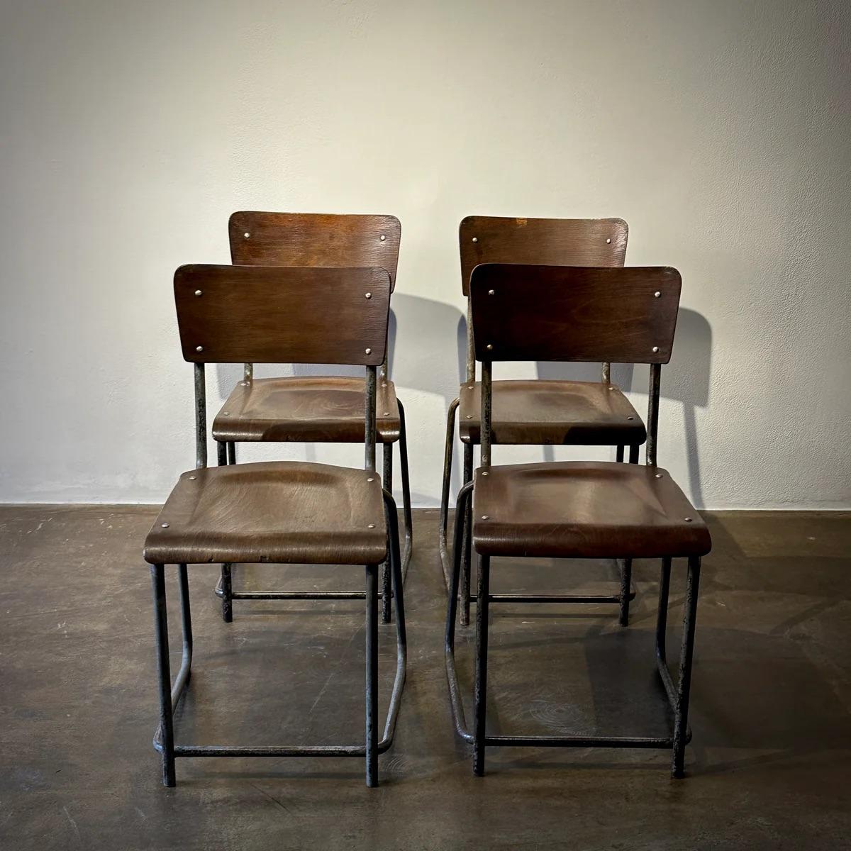 Questo set di quattro sedie da pranzo sfoggia il fascino senza tempo della costruzione in metallo e legno curvato. Le sedie sono caratterizzate da gambe in metallo elegantemente minimali con una leggera patina che aggiunge un tocco di fascino