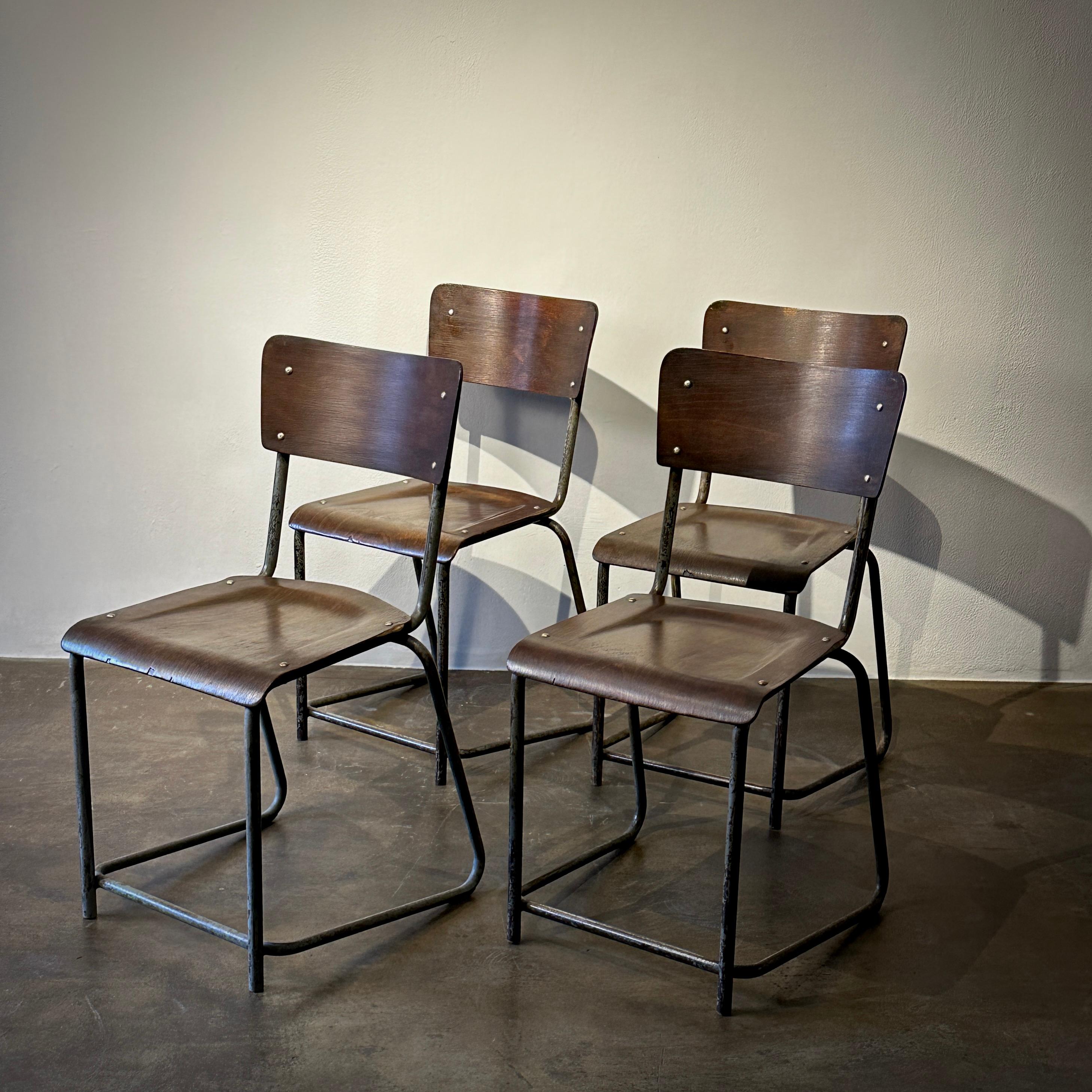 Set di 4 sedie da pranzo in legno e metallo dell'Inghilterra degli anni '30 in vendita 1