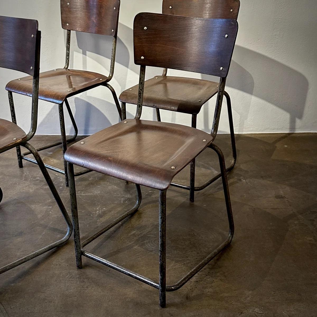 Inglese Set di 4 sedie da pranzo in legno e metallo dell'Inghilterra degli anni '30 in vendita