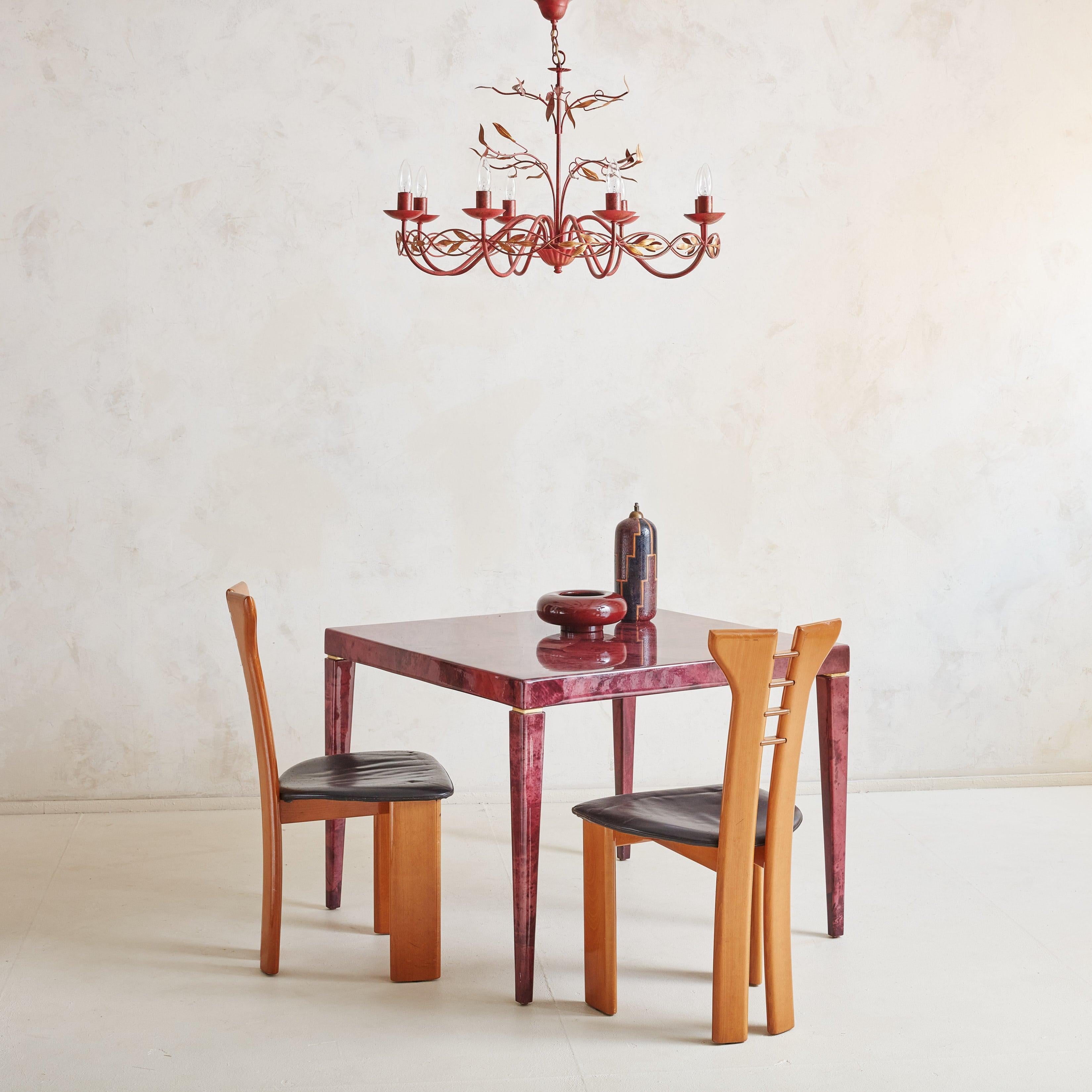 Ensemble de 4 chaises de salle à manger attribuées à Pierre Cardin pour Roche Bobois dans les années 1970. Ces chaises remarquables sont dotées d'un cadre en bois poli d'une teinte chaude et miel et ont conservé leur revêtement en cuir noir