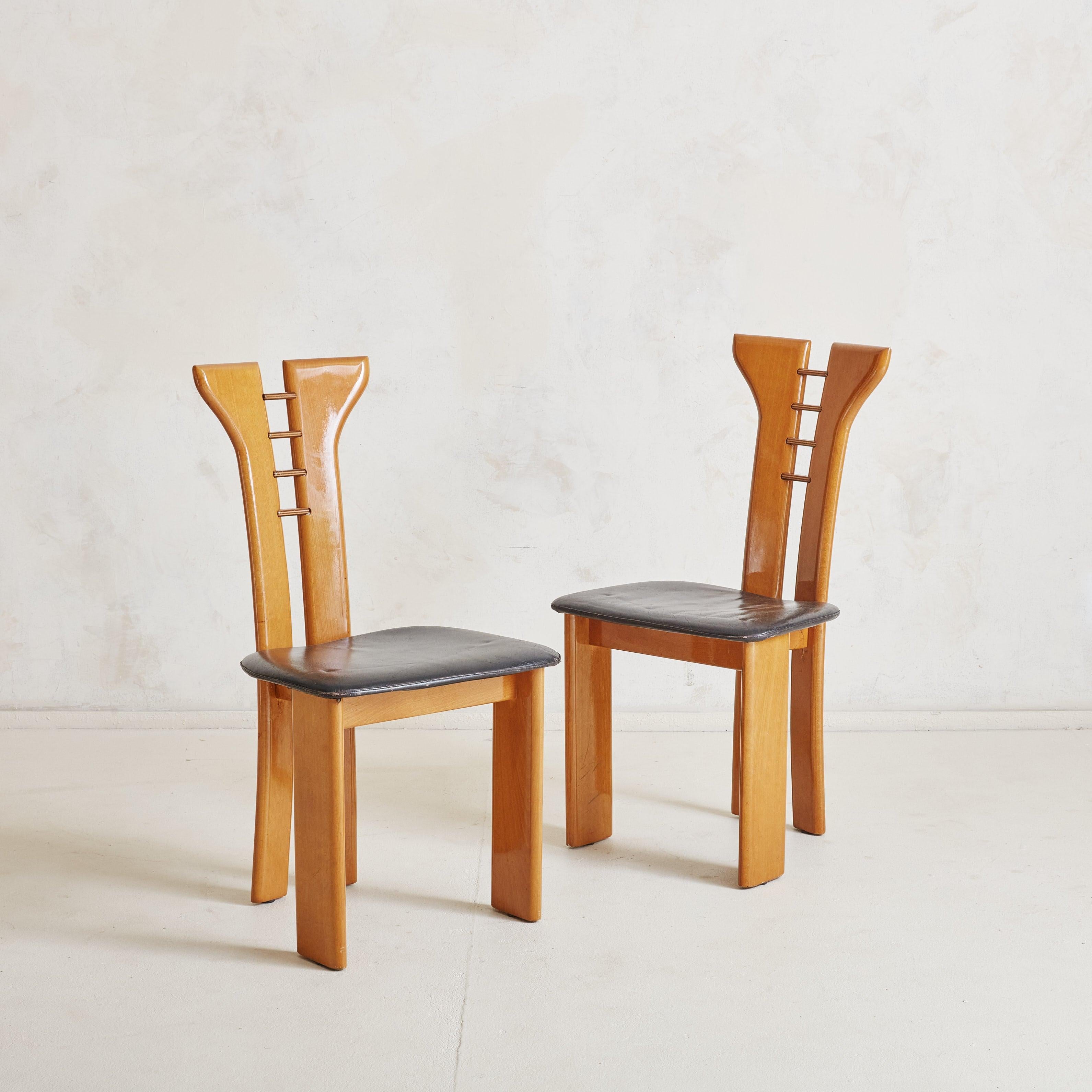 Mid-Century Modern Ensemble de 4 chaises de salle à manger en Wood + cuir noir Attribué à Pierre Cardin en vente