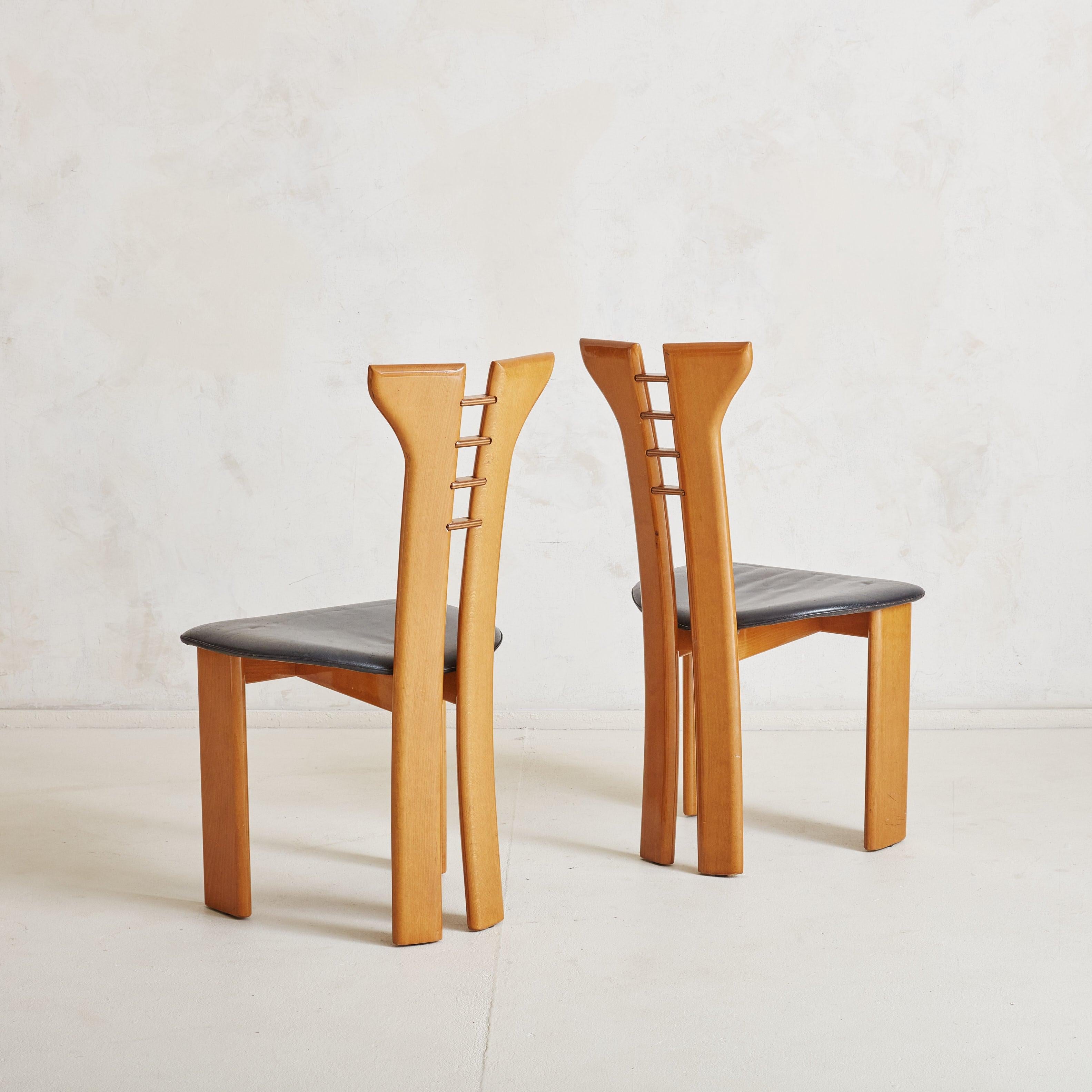 italien Ensemble de 4 chaises de salle à manger en Wood + cuir noir Attribué à Pierre Cardin en vente