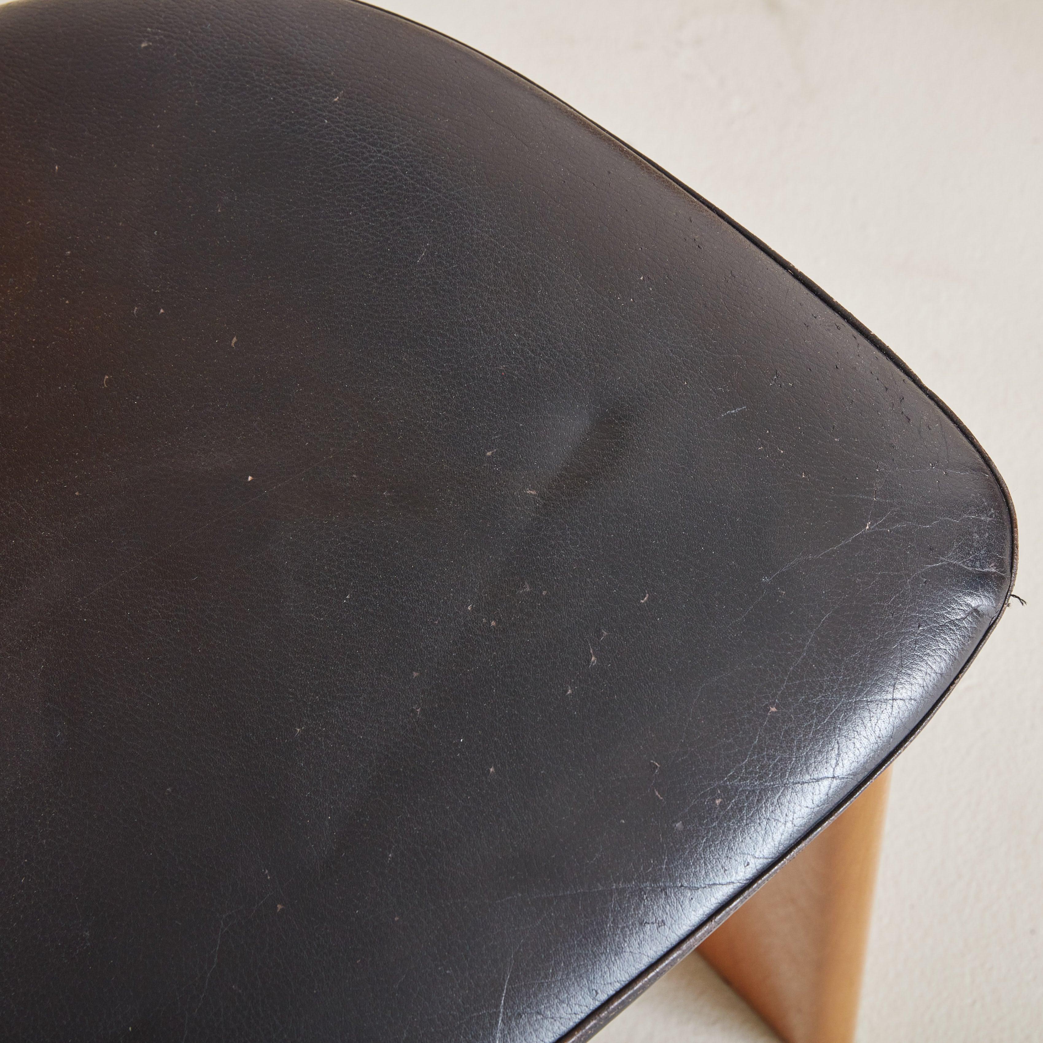 Ensemble de 4 chaises de salle à manger en Wood + cuir noir Attribué à Pierre Cardin Bon état - En vente à Chicago, IL