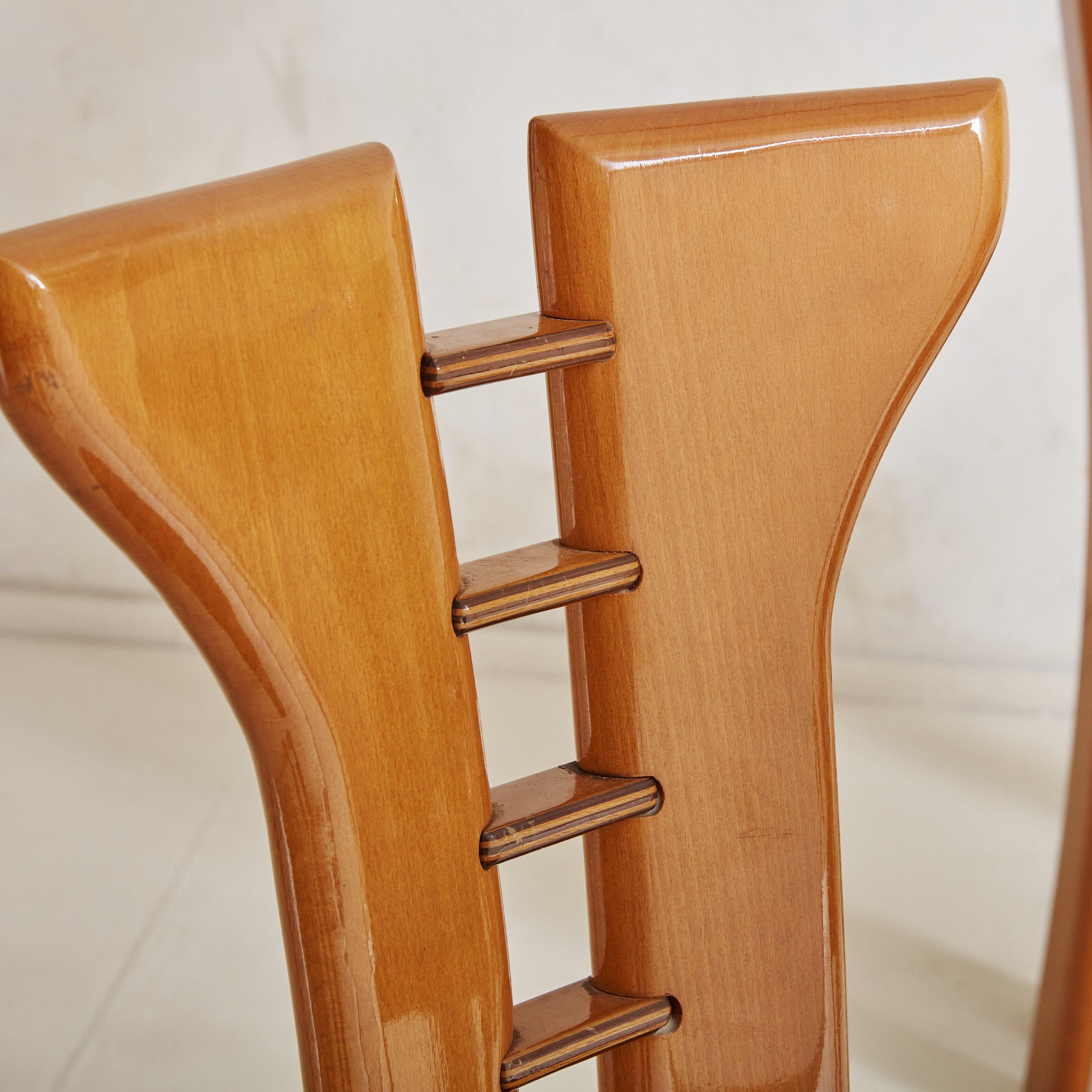 Fin du 20e siècle Ensemble de 4 chaises de salle à manger en Wood + cuir noir Attribué à Pierre Cardin en vente