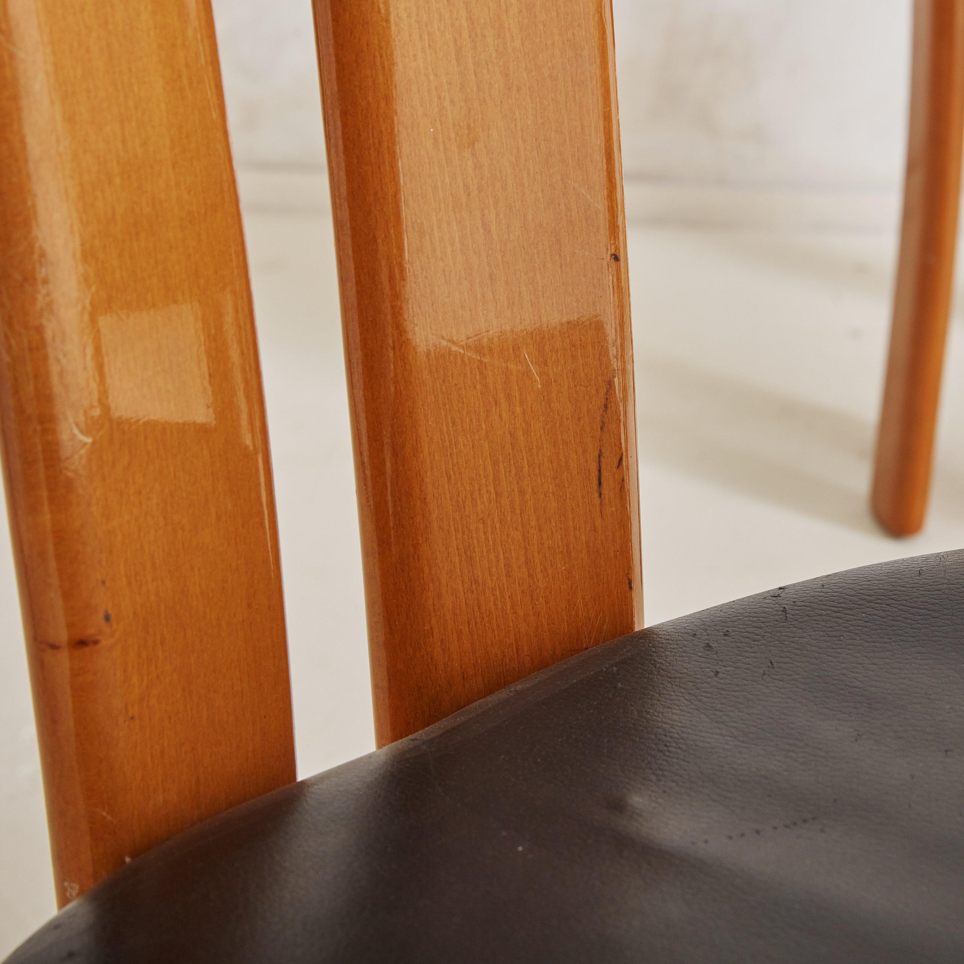 Cuir Ensemble de 4 chaises de salle à manger en Wood + cuir noir Attribué à Pierre Cardin en vente