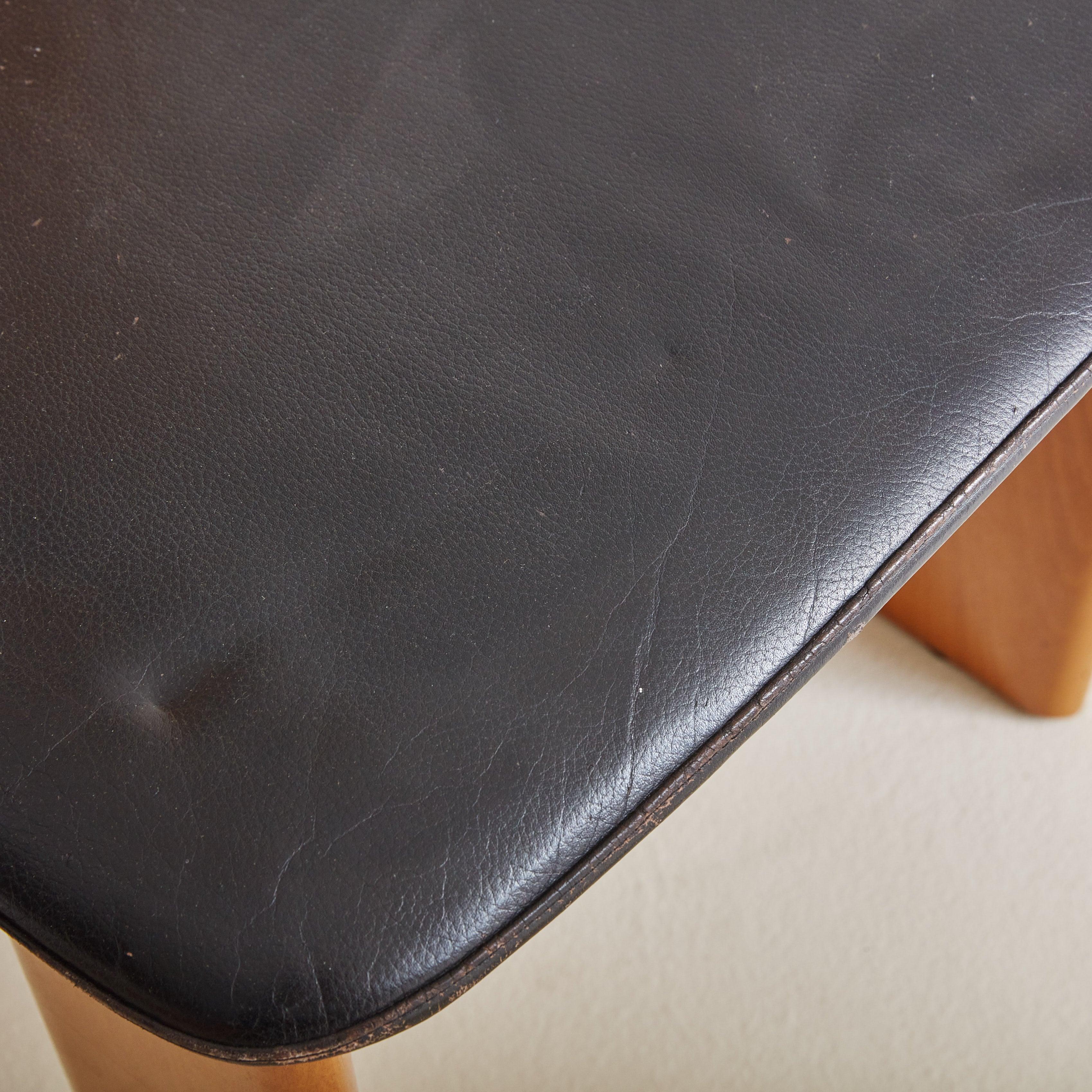 Ensemble de 4 chaises de salle à manger en Wood + cuir noir Attribué à Pierre Cardin en vente 1