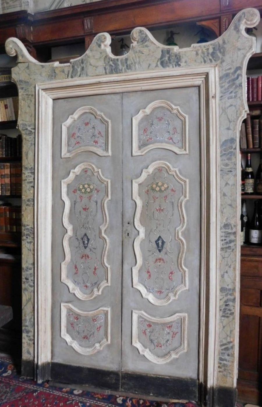 Antica porta a quattro ante laccate inizio 1700, proveniente da Napoli, con cornice laccata a finto marmo, mis. max cm 165 x H 250, passaggio ante cm 106 x 210 H,
in perfette condizioni, vendibili solo insieme, in perfette condizioni e già