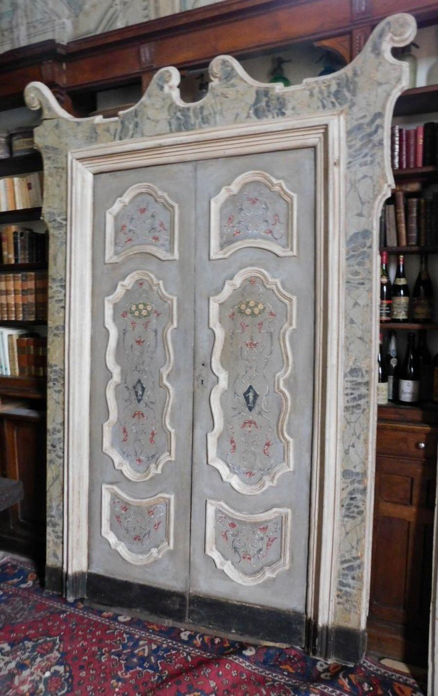 Italiano Set di 4 ante enormi laccate Wood, marmo grigio e finto con cornice, Italia in vendita
