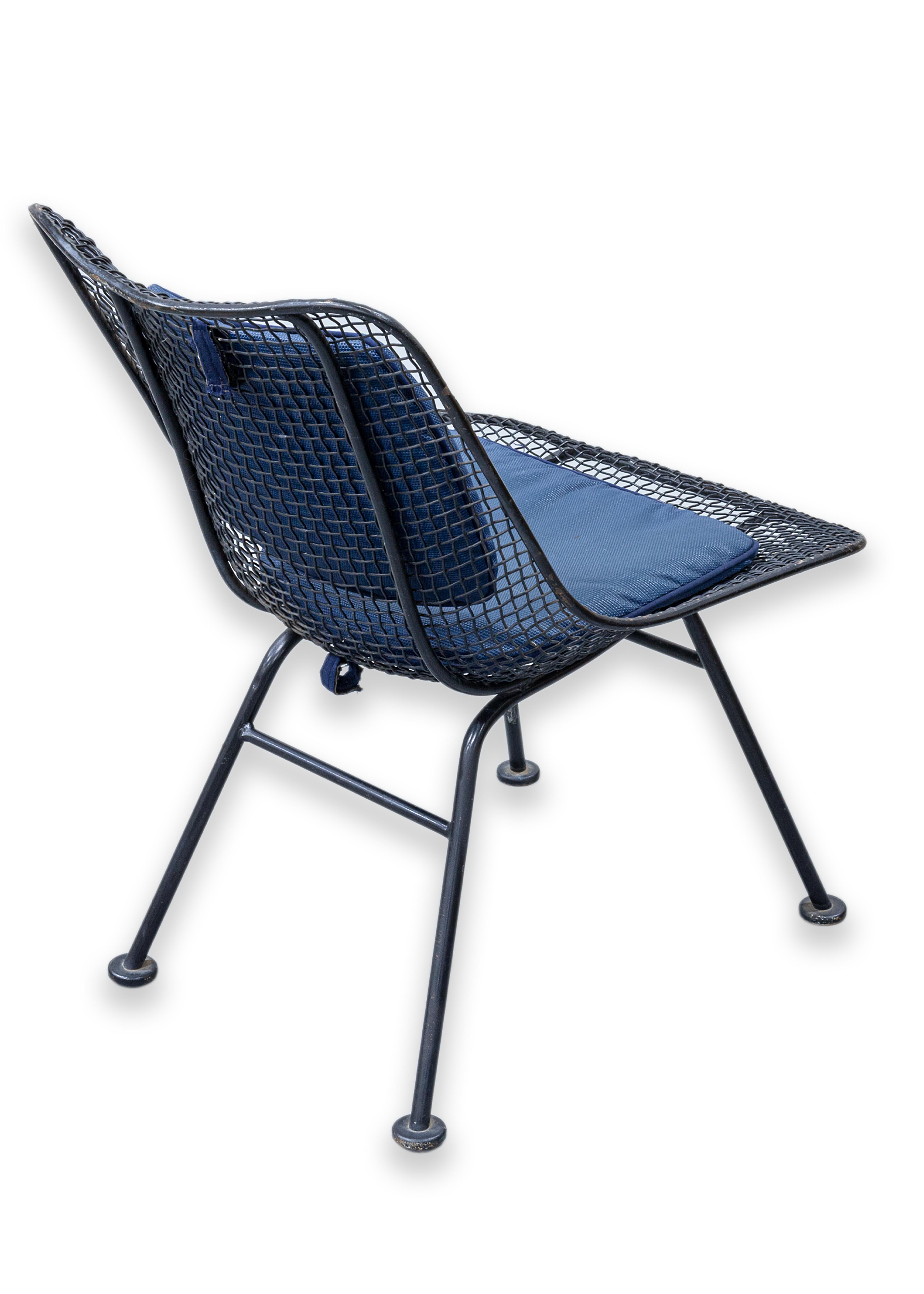 Set of 4 Woodard Sculptura Black Wrought Iron Blue Cushion Dining Patio Chairs In Good Condition In Keego Harbor, MI