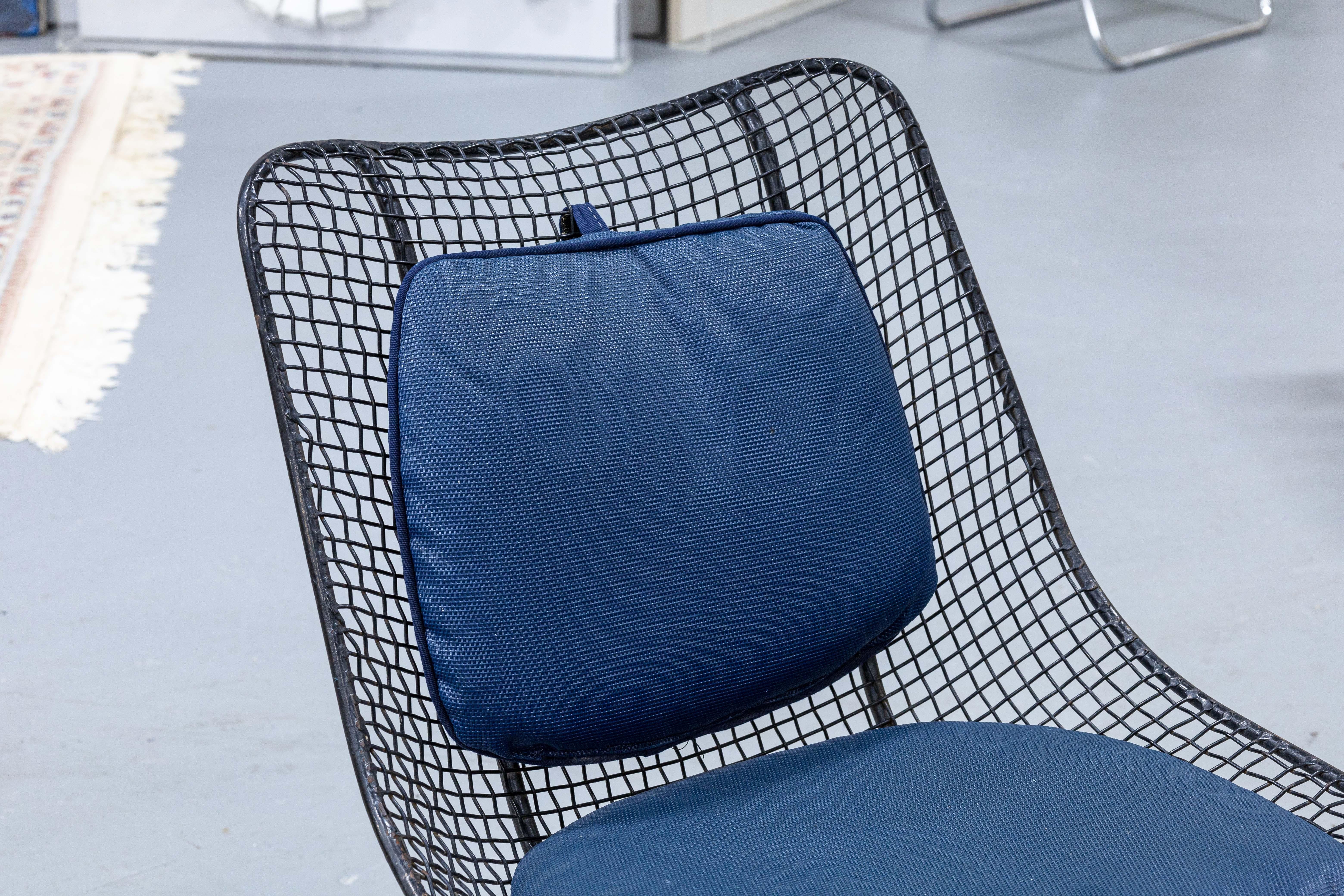 20th Century Set of 4 Woodard Sculptura Black Wrought Iron Blue Cushion Dining Patio Chairs