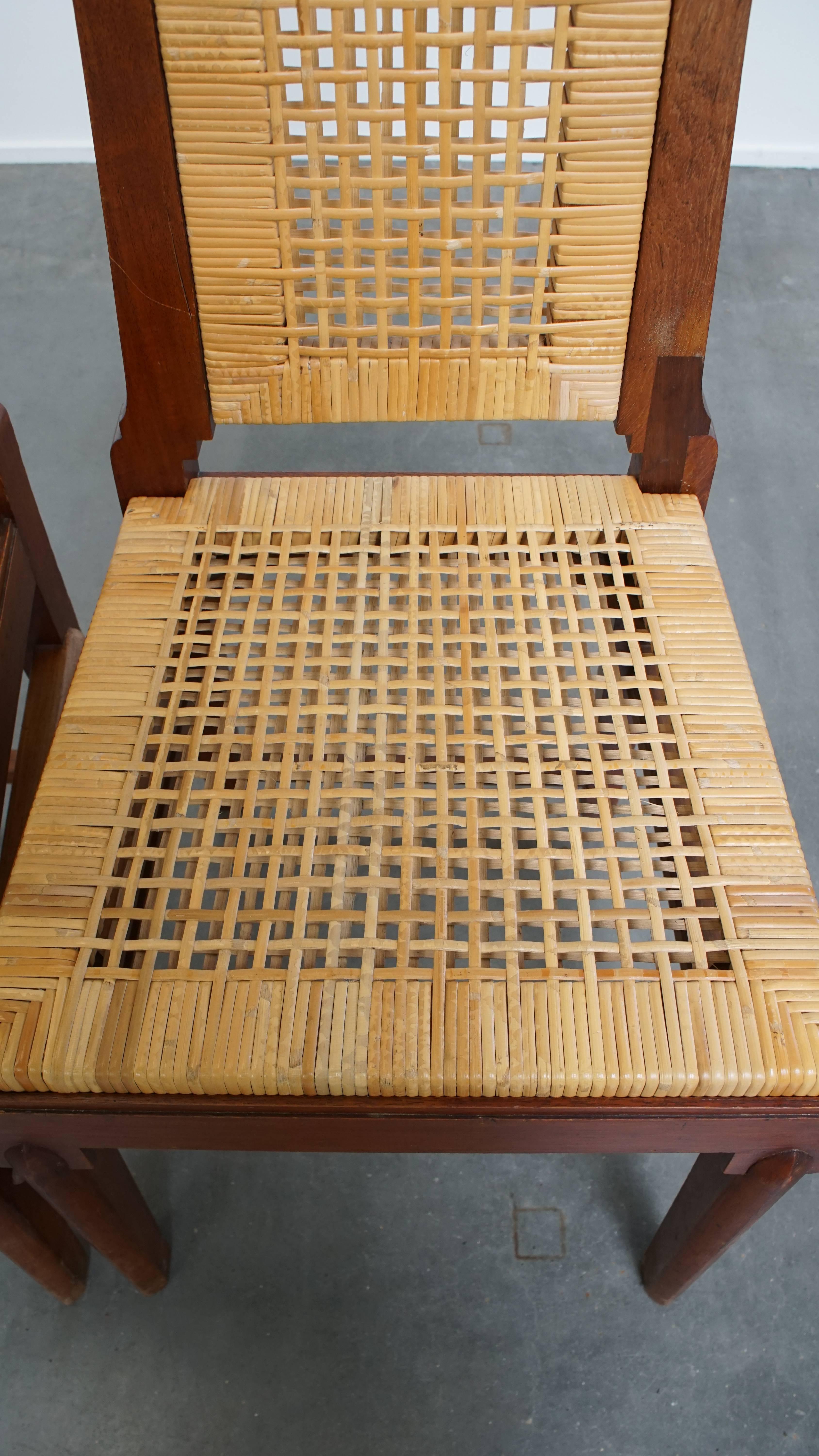 Lot de 4 chaises de salle à manger en bois au design Art déco avec assise et dossier en osier. en vente 4
