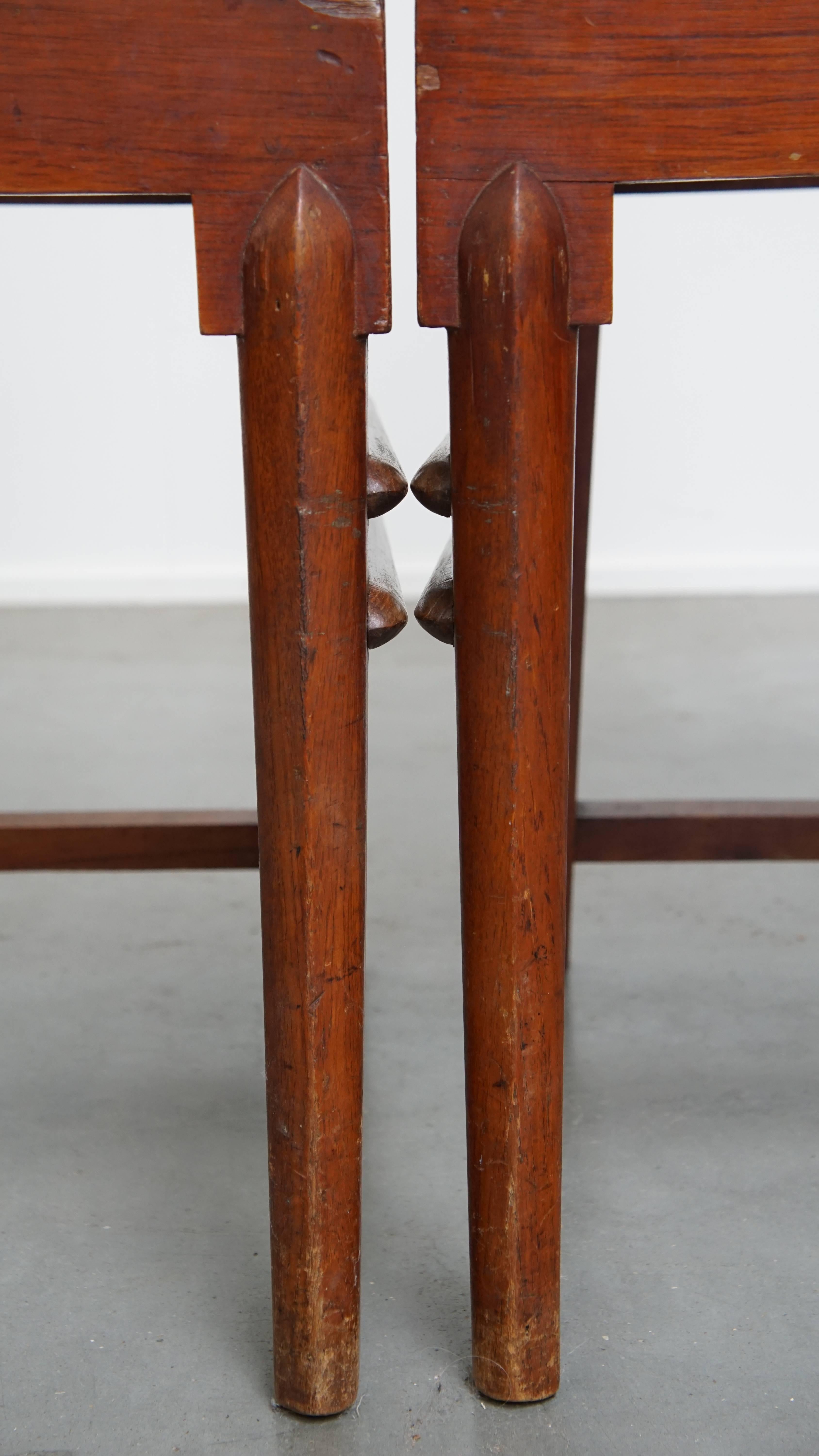 Lot de 4 chaises de salle à manger en bois au design Art déco avec assise et dossier en osier. en vente 7