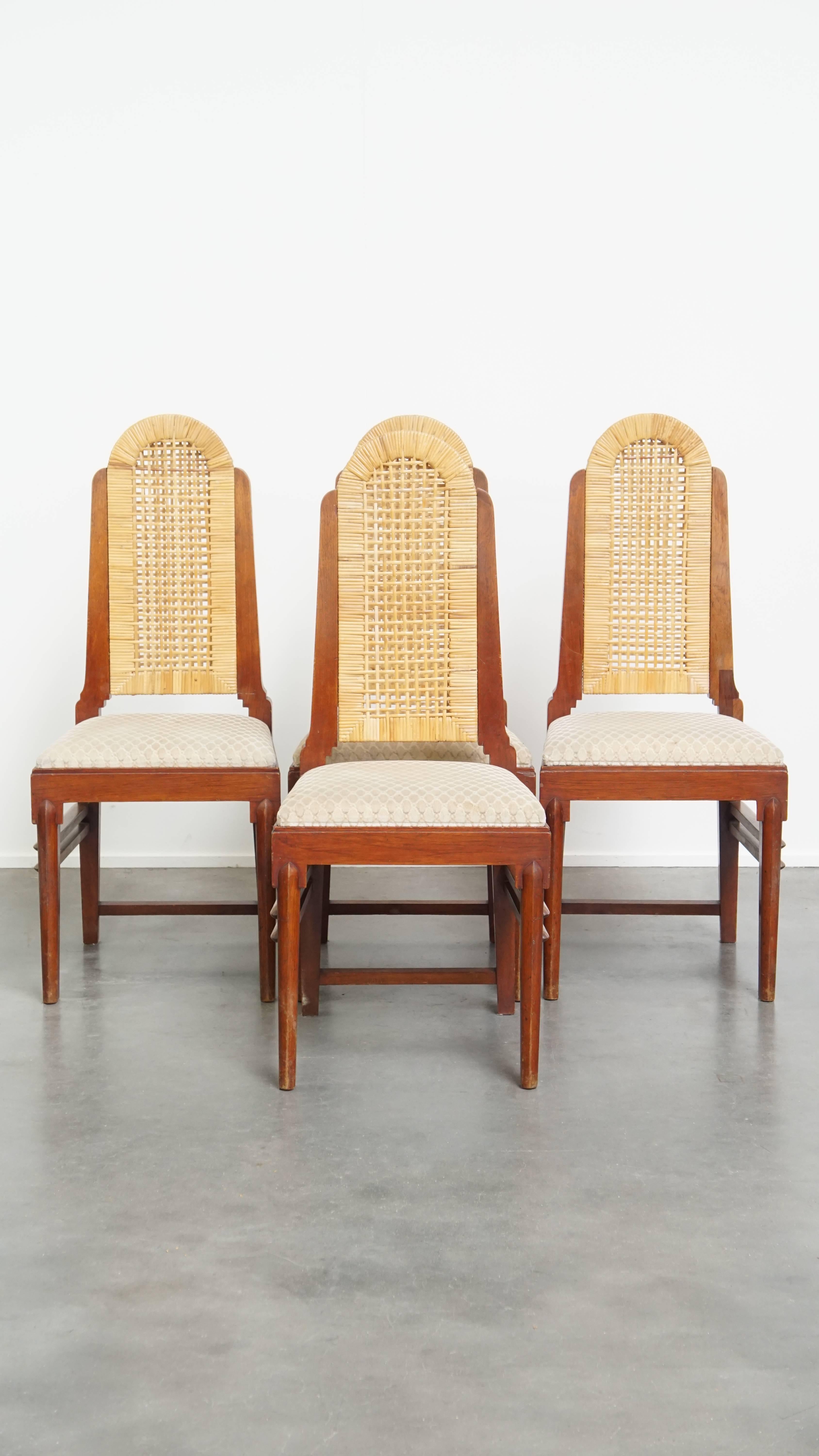 Nous vous proposons ce magnifique ensemble de 4 chaises de salle à manger en bois de style Art Déco avec une assise et un dossier en osier.

Cet ensemble de 4 chaises de salle à manger est composé d'une structure en bois et d'une assise et d'un