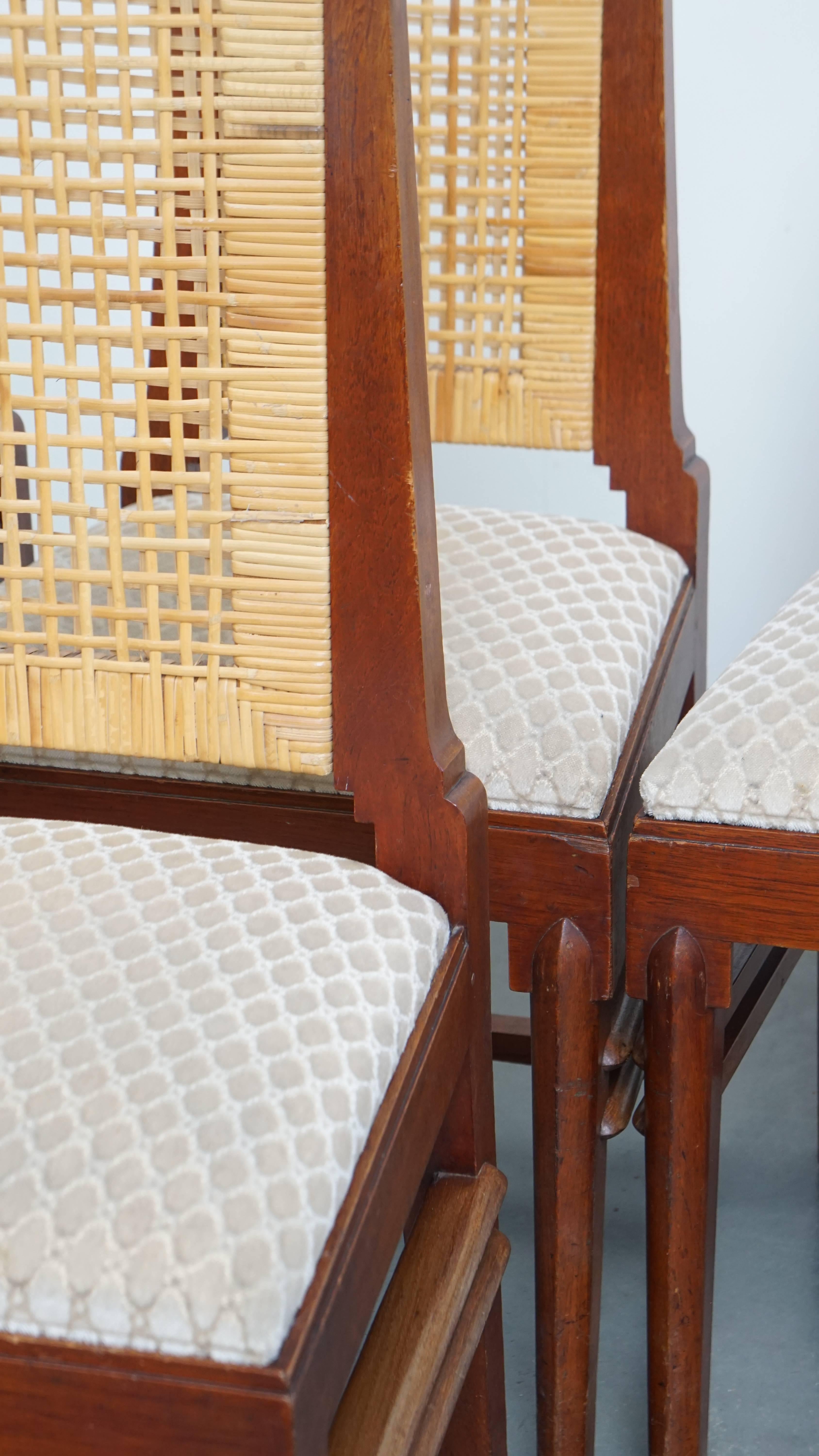 Fait main Lot de 4 chaises de salle à manger en bois au design Art déco avec assise et dossier en osier. en vente