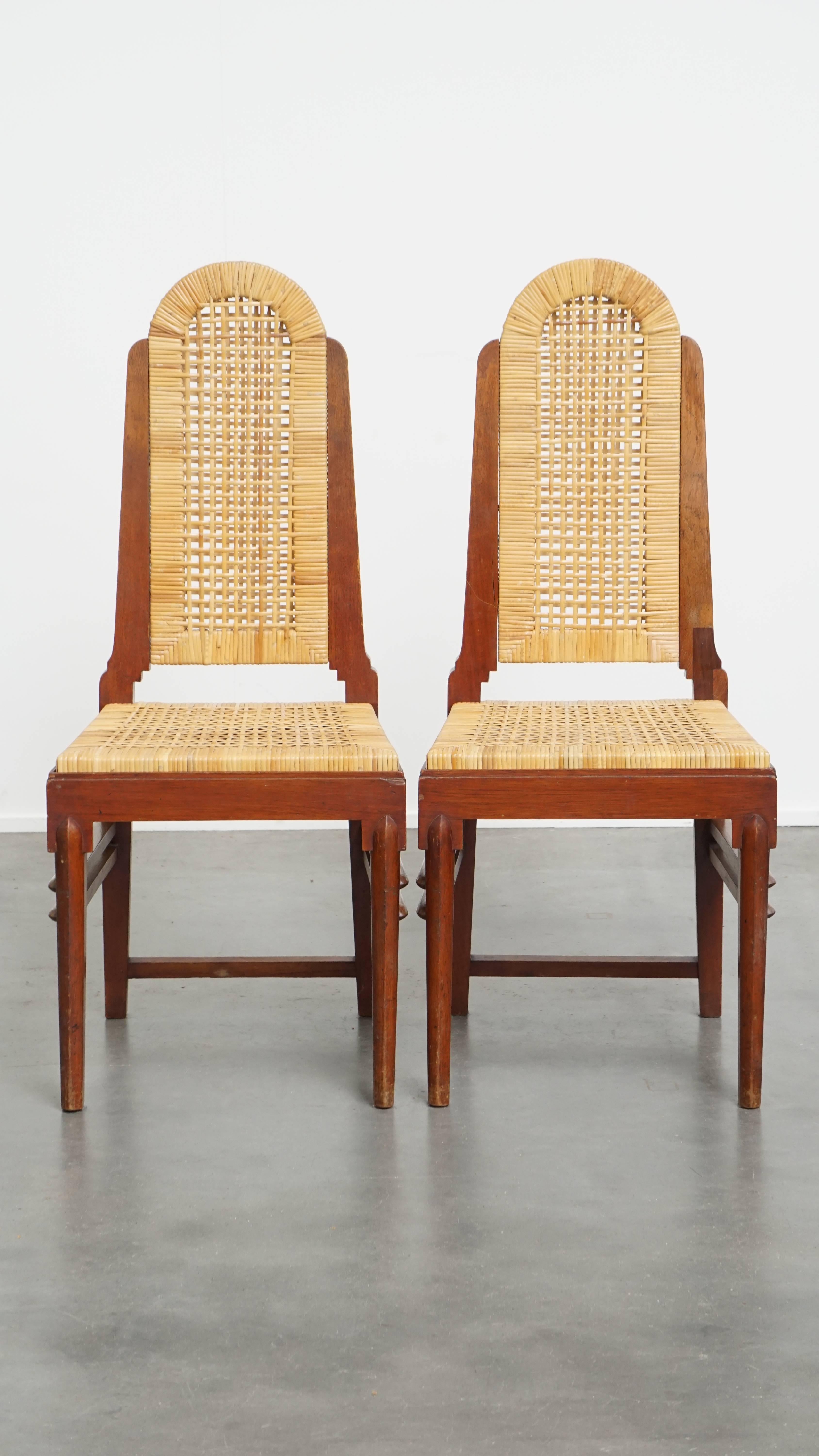 20ième siècle Lot de 4 chaises de salle à manger en bois au design Art déco avec assise et dossier en osier. en vente