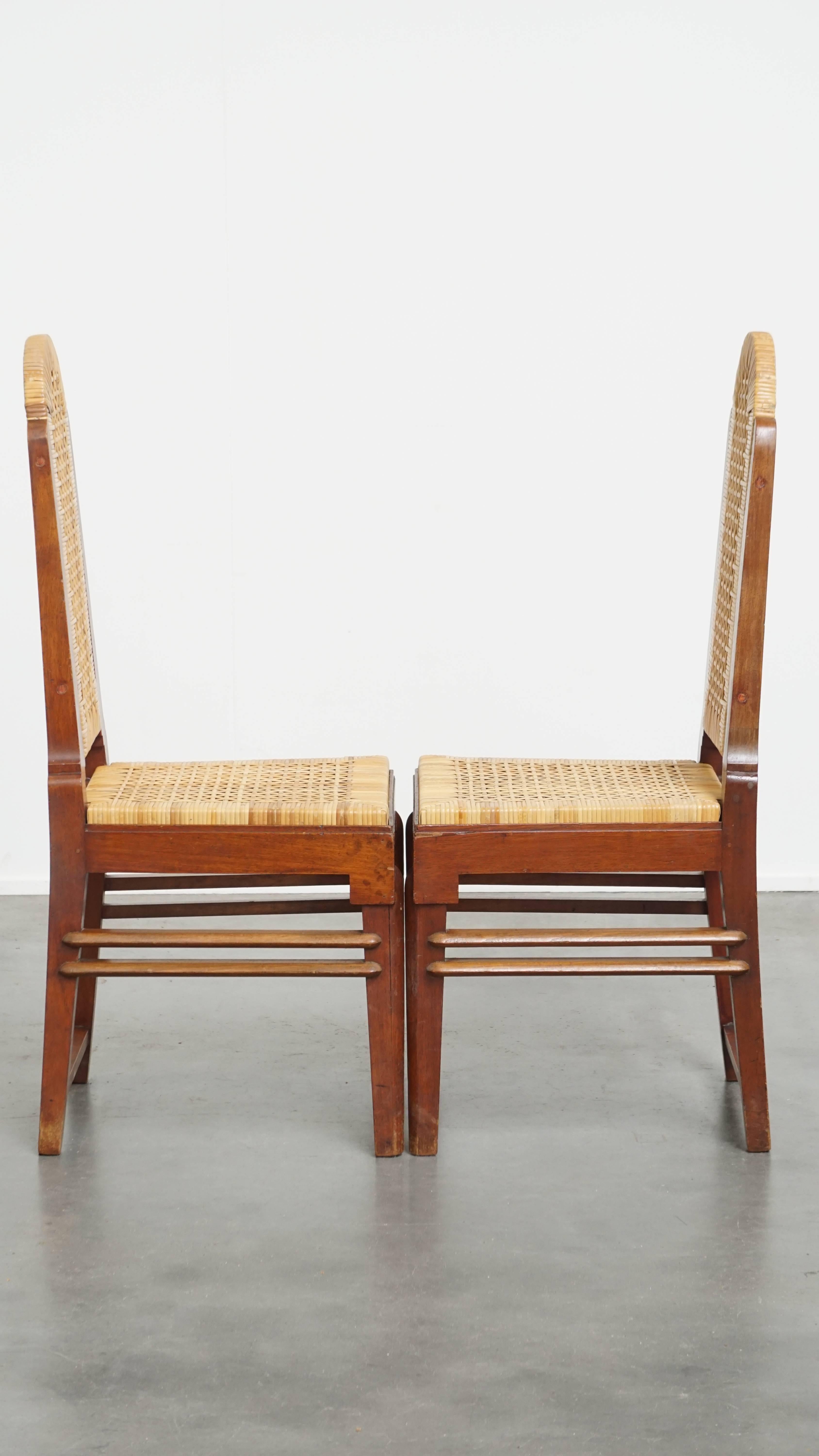 Osier Lot de 4 chaises de salle à manger en bois au design Art déco avec assise et dossier en osier. en vente