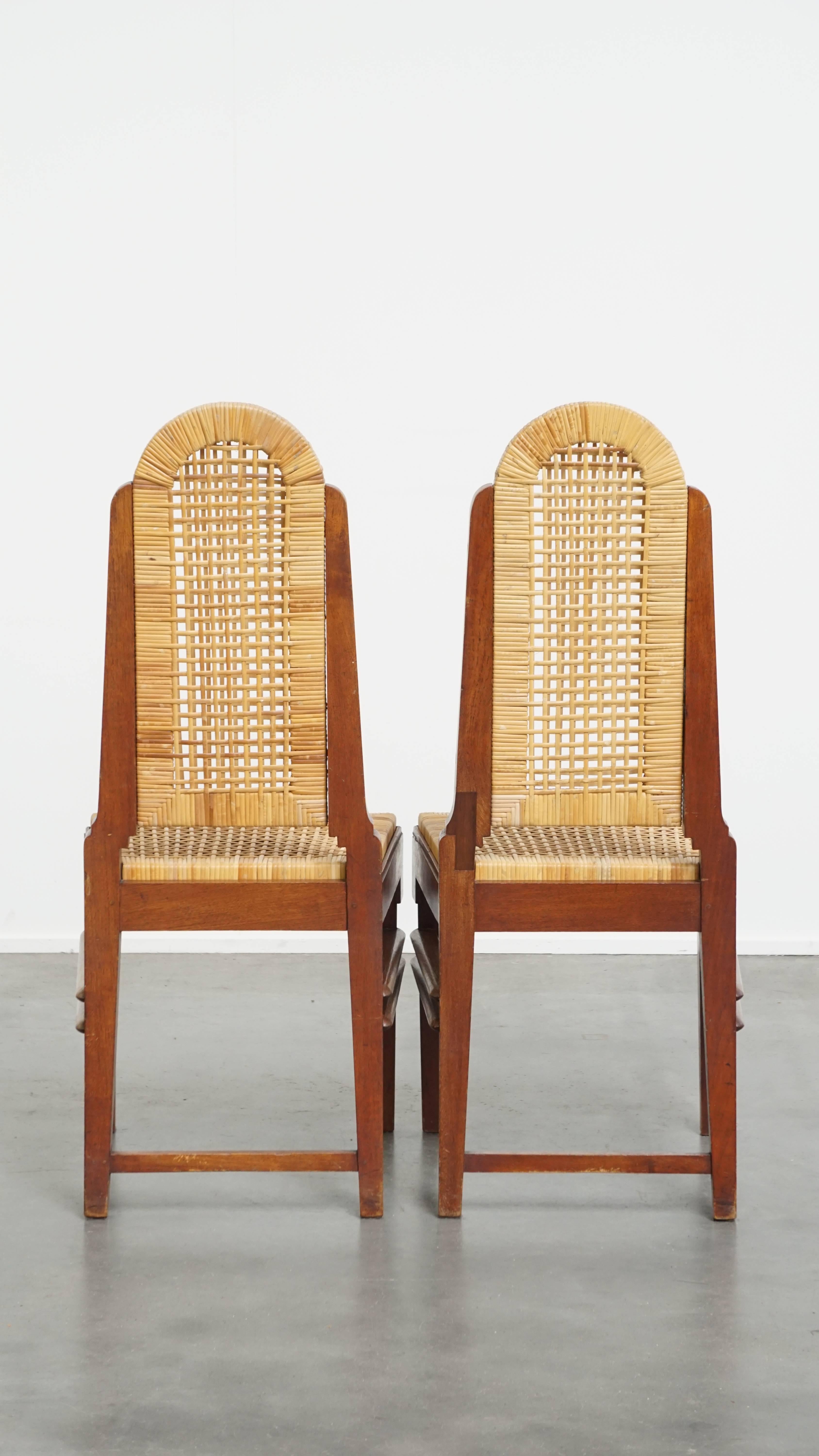 Lot de 4 chaises de salle à manger en bois au design Art déco avec assise et dossier en osier. en vente 1