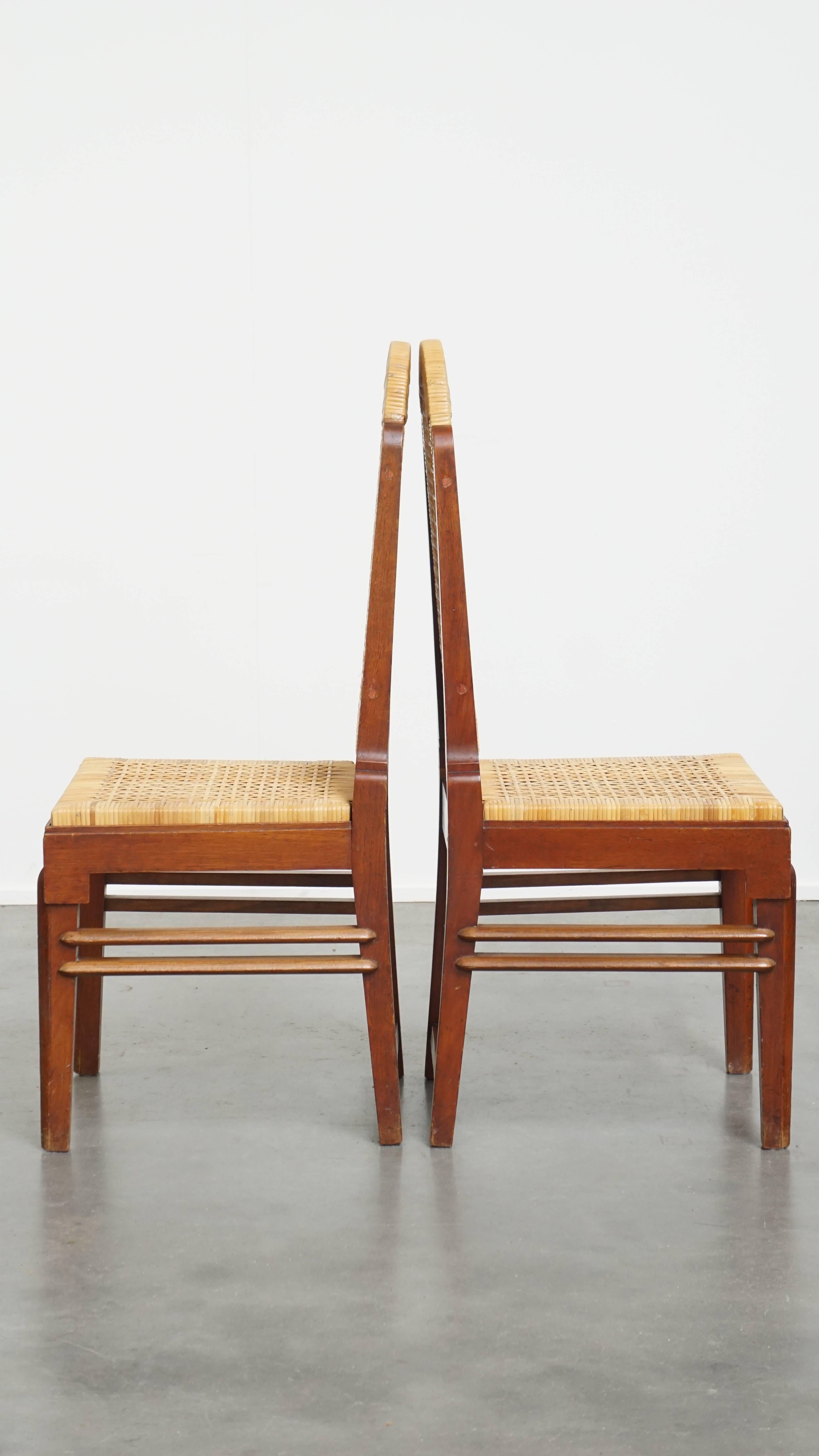 Lot de 4 chaises de salle à manger en bois au design Art déco avec assise et dossier en osier. en vente 2