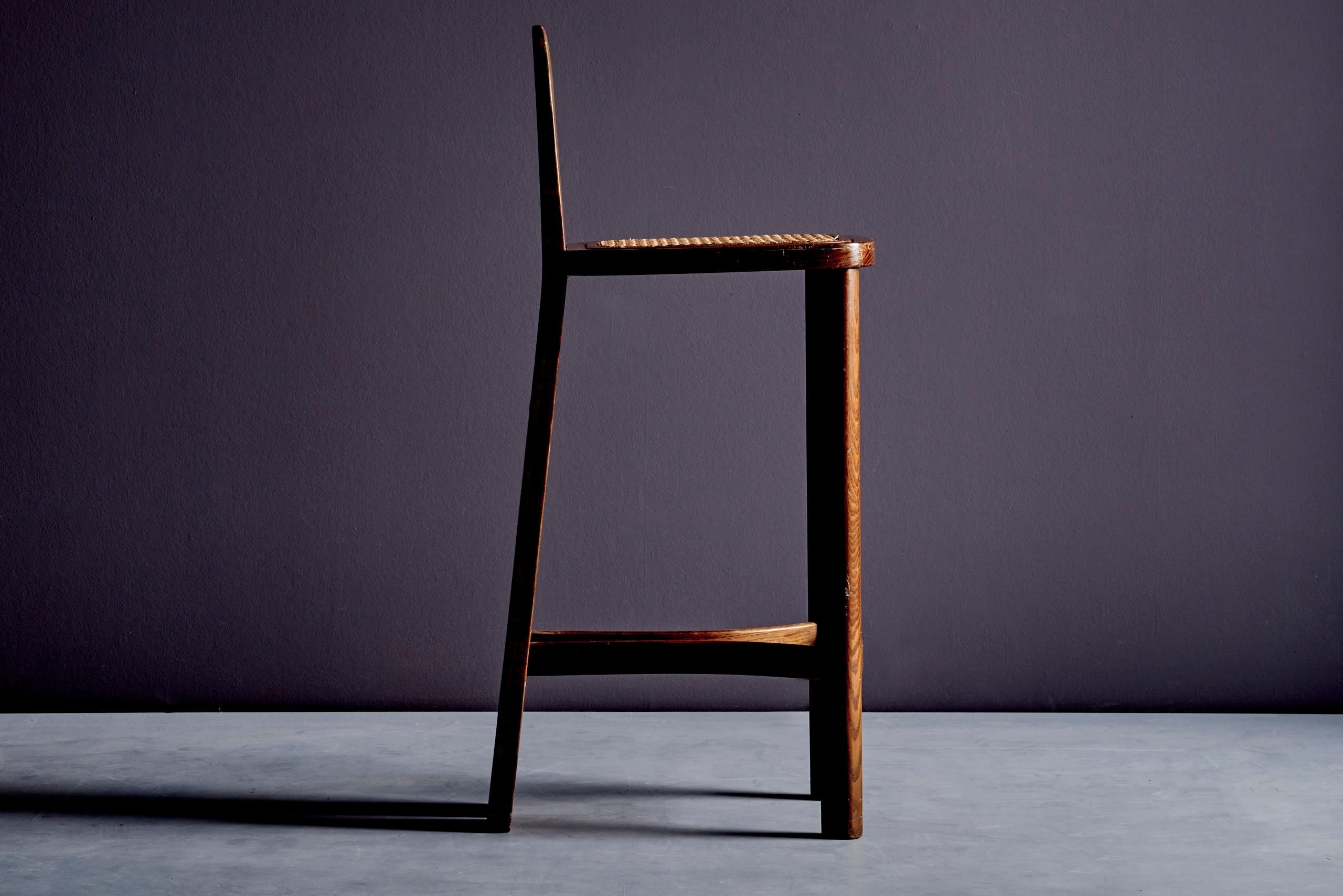 Fin du 20e siècle Ensemble de 4 tabourets de bar en bois avec sièges en rotin, Italie, années 1970 en vente