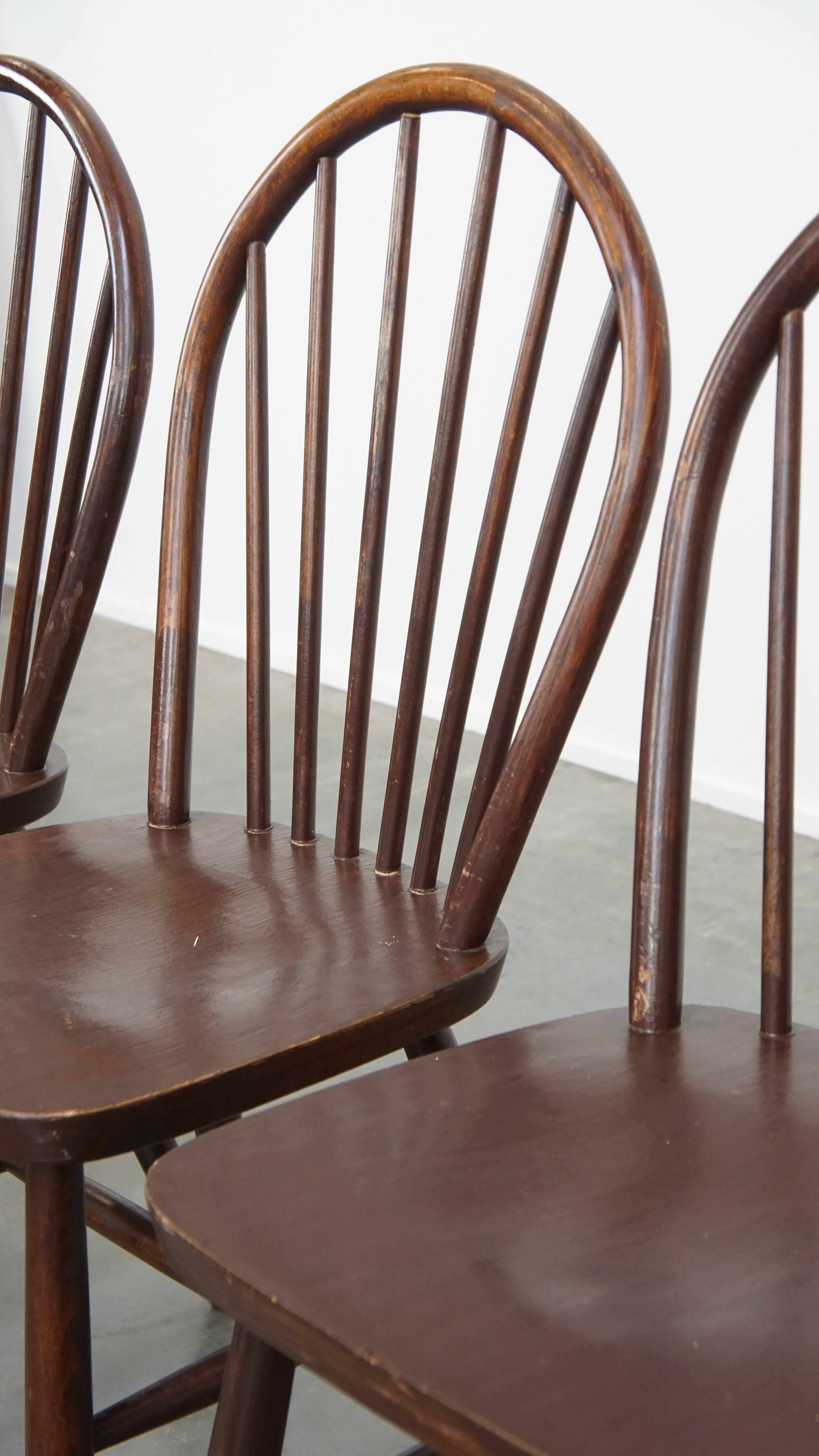 Set di 4 sedie a doghe Windsor in legno in stile inglese degli anni '70. in vendita 6