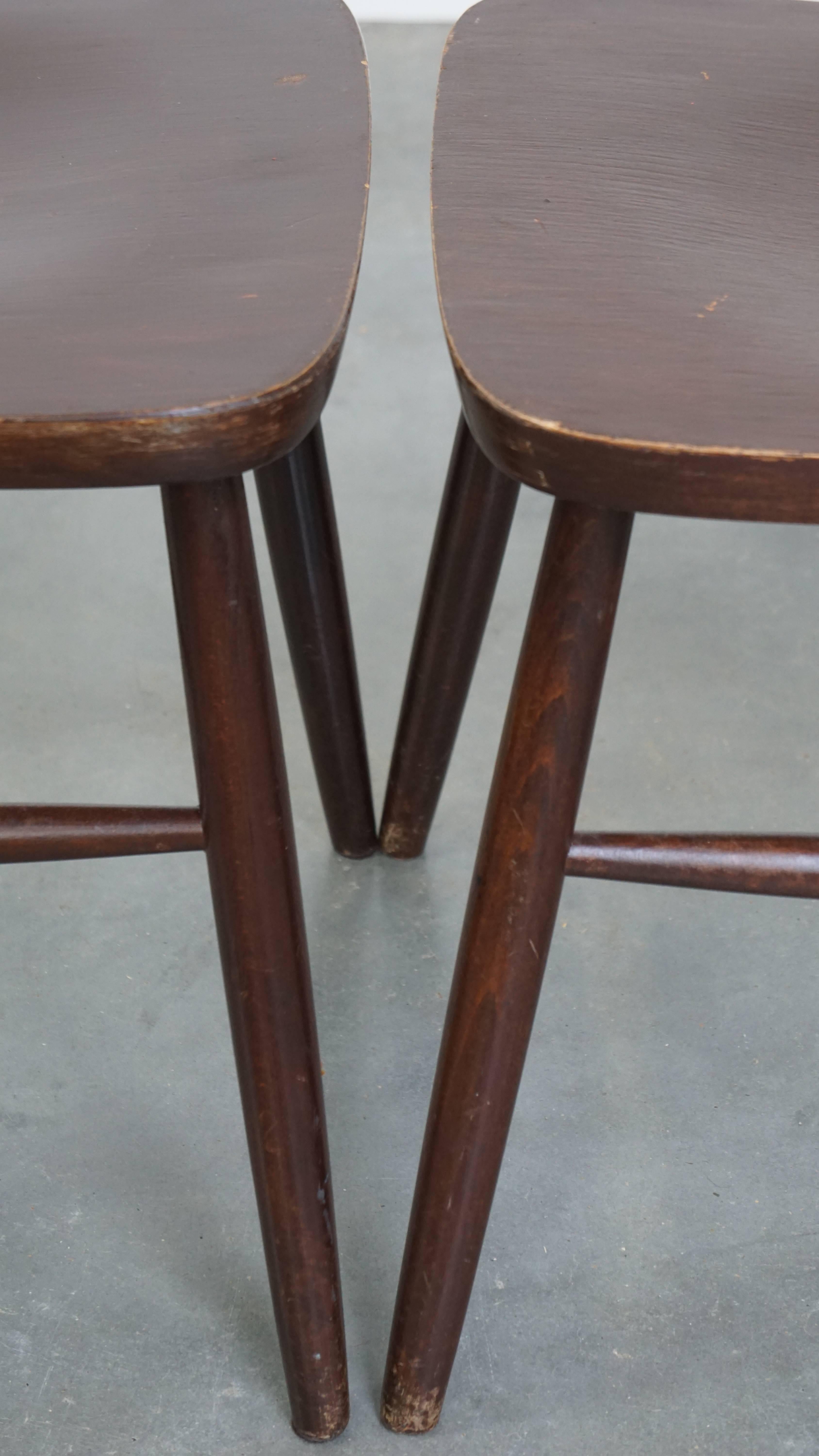 Set di 4 sedie a doghe Windsor in legno in stile inglese degli anni '70. in vendita 7