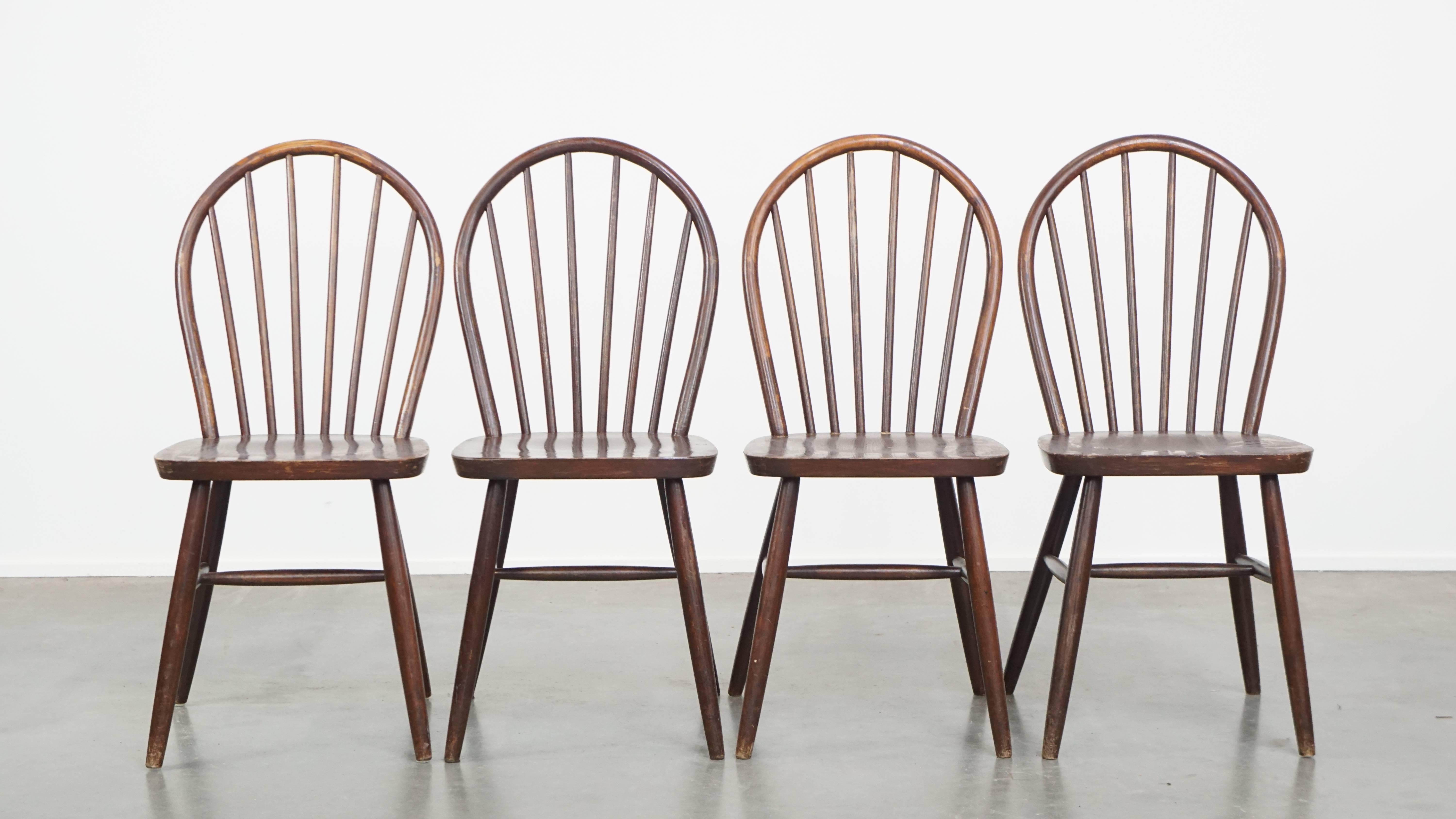 In offerta questo set di 4 sedie a doghe Windsor in legno vintage in stile inglese degli anni '70.

Queste fantastiche sedie a doghe in legno vintage degli anni '70 in stile inglese non sono solo adatte all'ambiente domestico, ma anche al settore