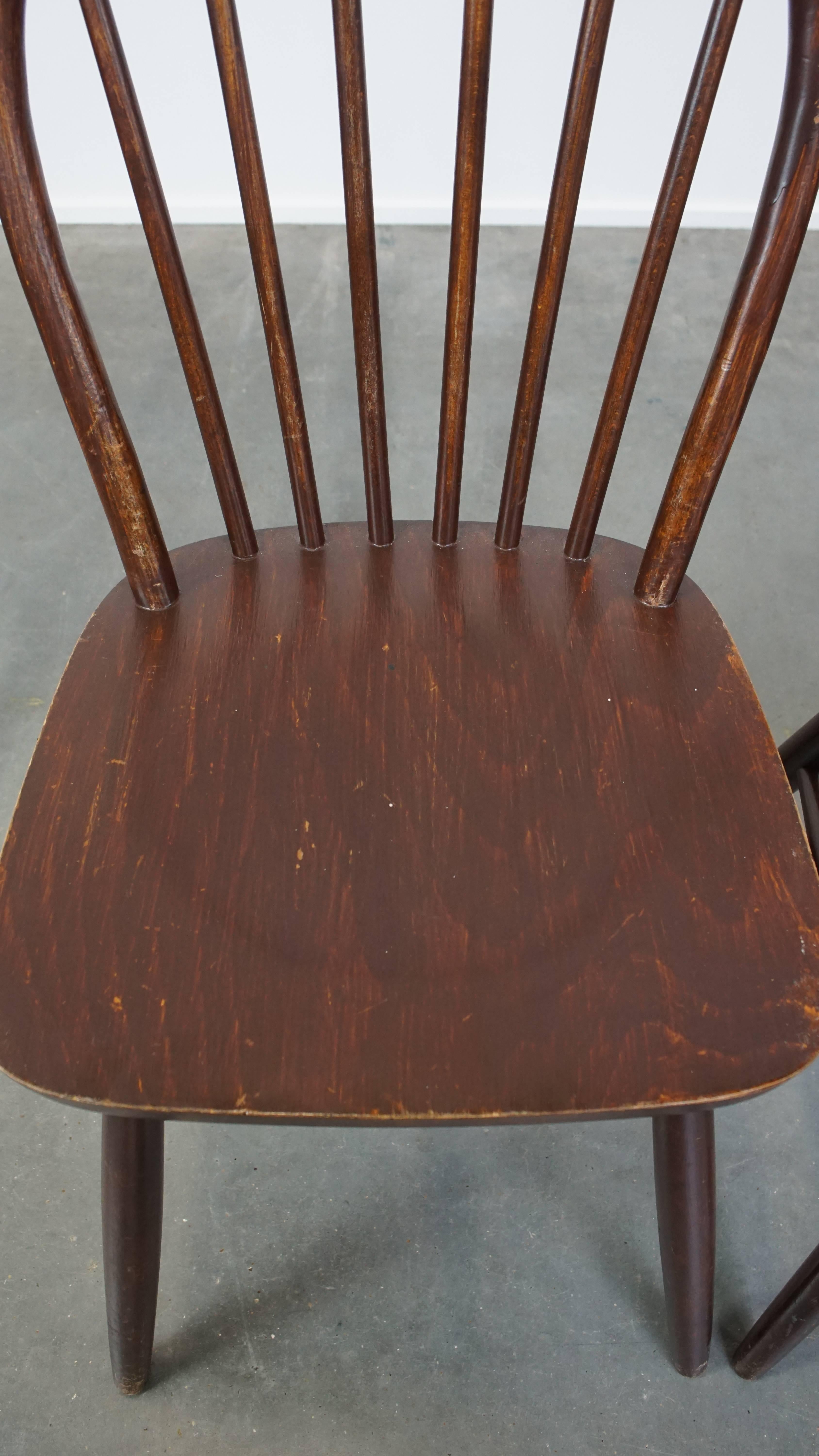 Set di 4 sedie a doghe Windsor in legno in stile inglese degli anni '70. in vendita 1