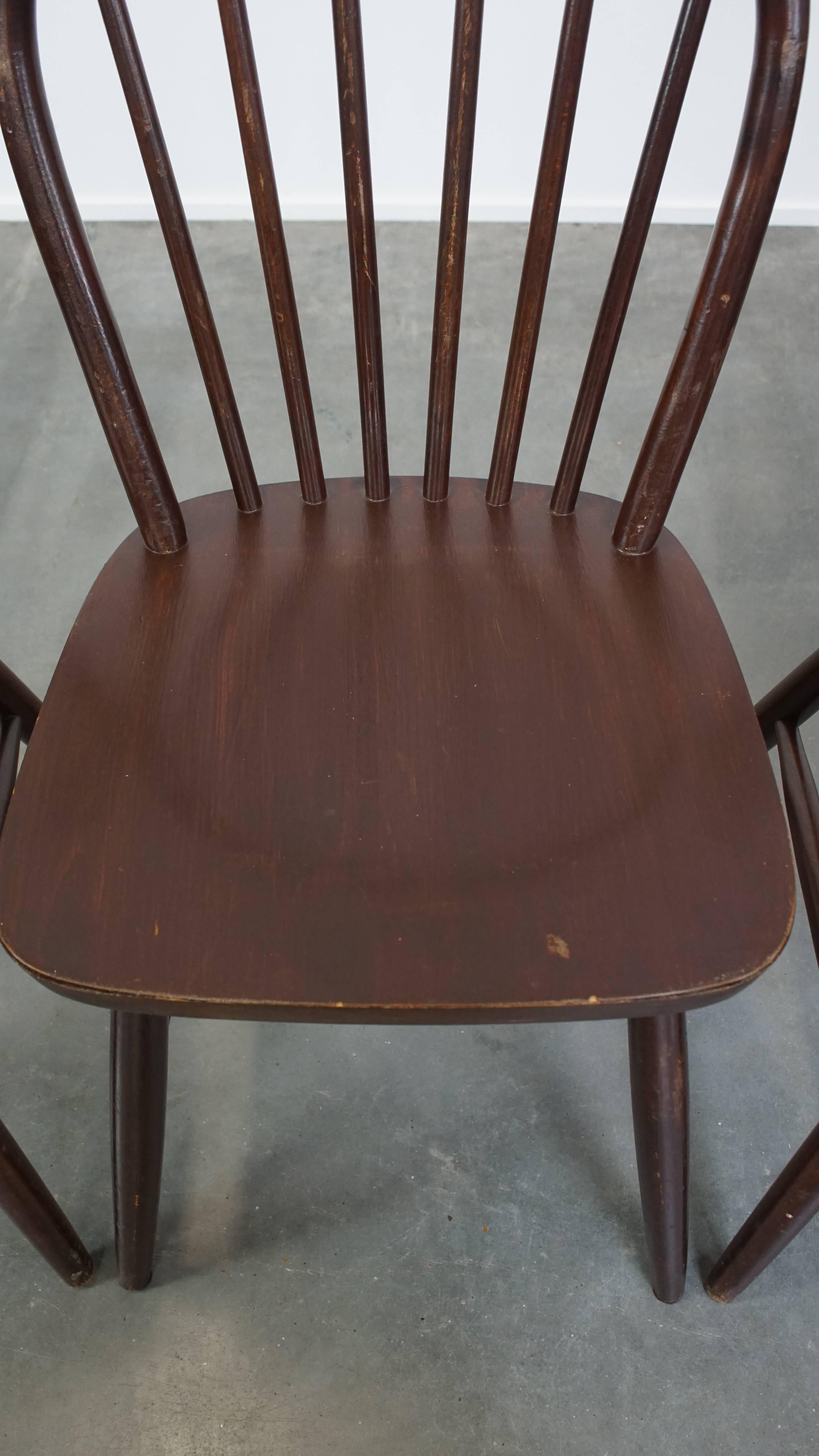 Set di 4 sedie a doghe Windsor in legno in stile inglese degli anni '70. in vendita 2