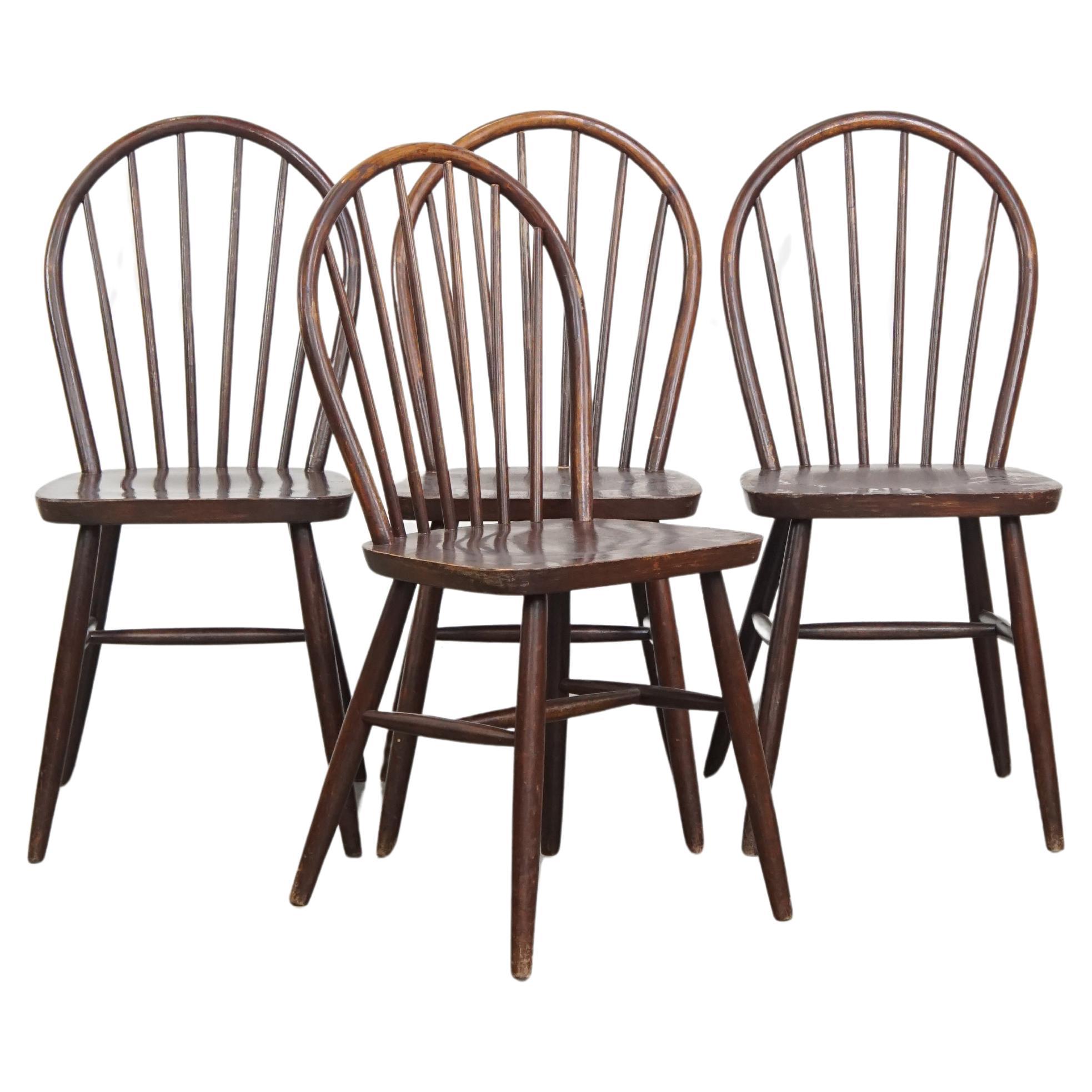 Set of 4 wooden in English style Windsor slat chairs from the 70s.