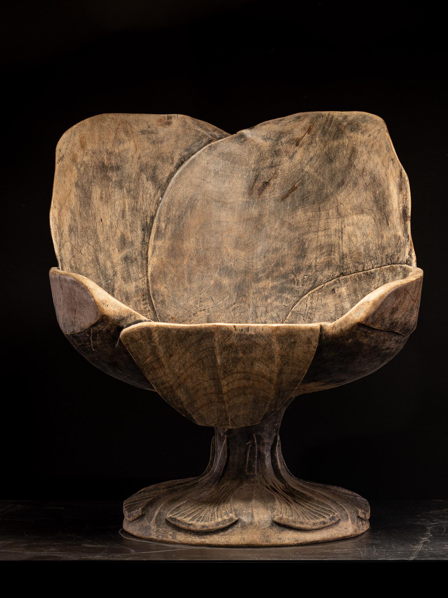 Ensemble de 4 chaises en bois sculptées à partir d'une seule pièce, utilisée à l'intérieur ou à l'extérieur en vente 3